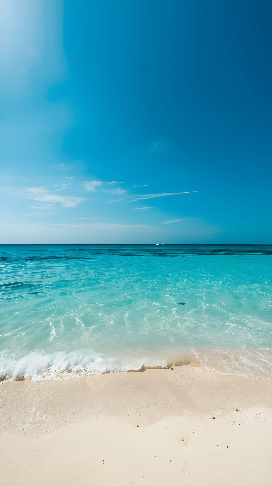 Maldives Style Luxury Beach Coastline Background 壁紙 — 清澈的碧綠海水輕輕拍打著純淨的白色沙灘，上方是廣闊明亮的藍天。