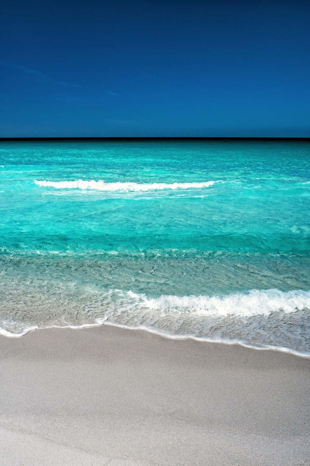 Australia Beach 桌布 壁紙 — 清澈的碧綠海浪輕輕拍打著純淨的白色沙灘，天空深藍。