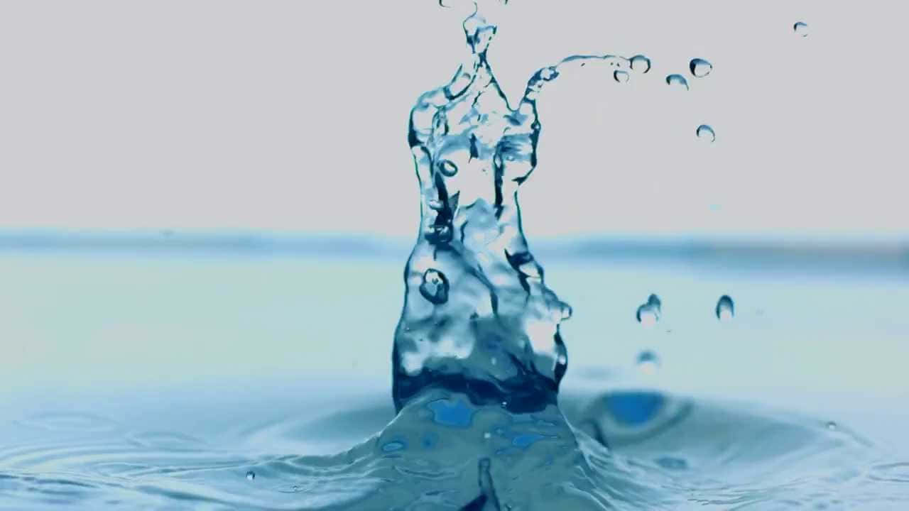 Water Texture 桌布 壁紙 — 清澈的藍色水花動態地向上噴發，水滴懸浮在半空中，背景是柔和的漸變色。