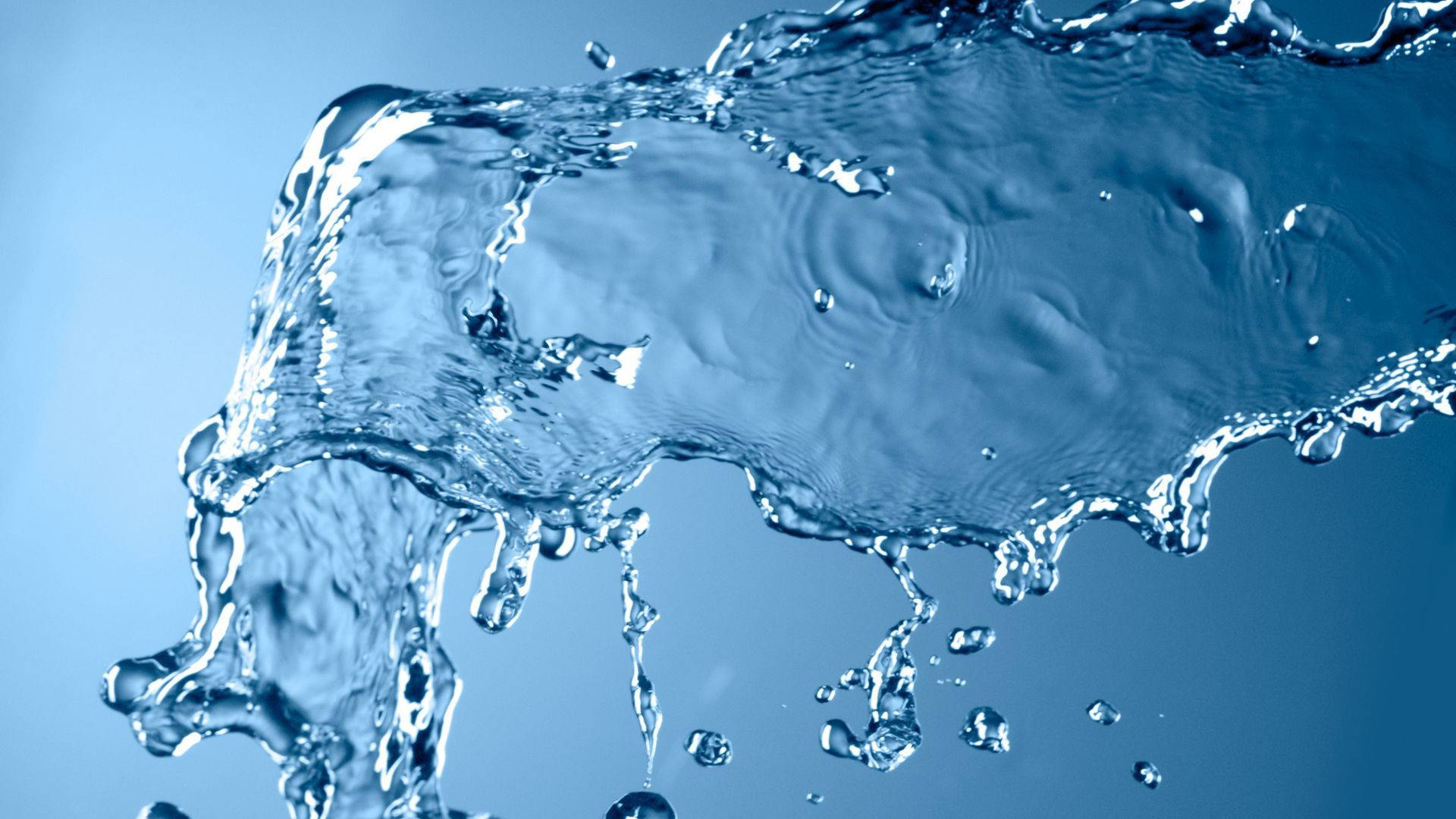 Water Splash 桌布 壁紙 — 清澈藍水的動態飛濺，在柔和漸變背景上捕捉水滴和漣漪。
