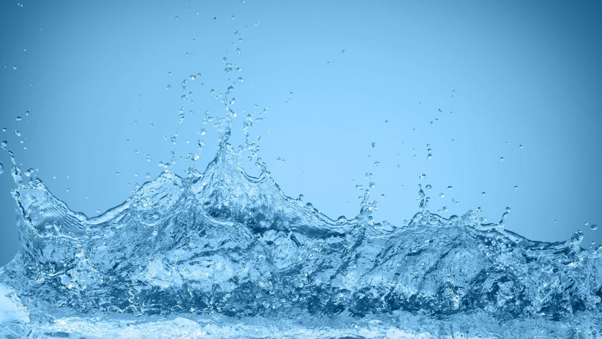水 桌布 壁紙 — 清澈藍色水花動態飛濺，在純淺藍色背景上，水滴懸浮在半空中。