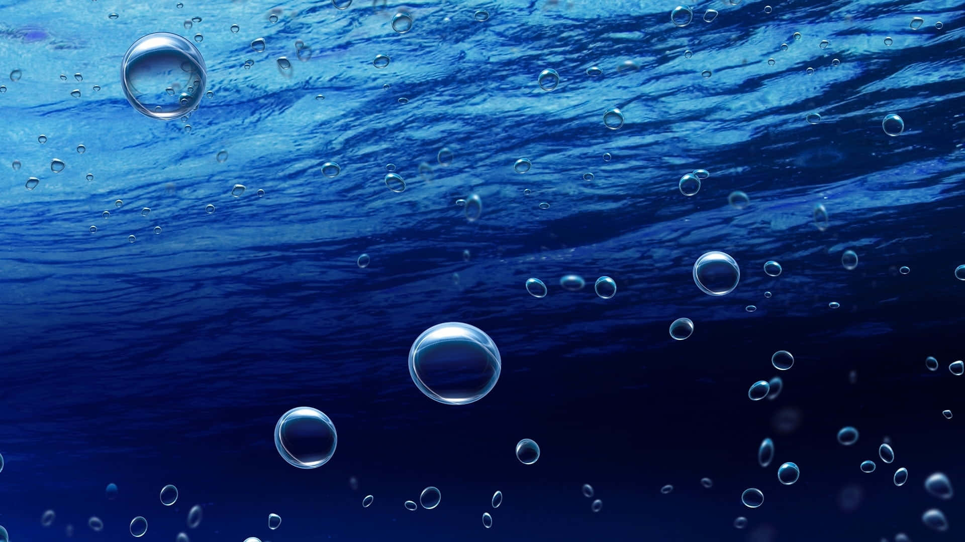 Bubbles 桌布 壁紙 — 清澈藍色海洋的水底景觀，浮動氣泡向陽光照耀的水面上升。