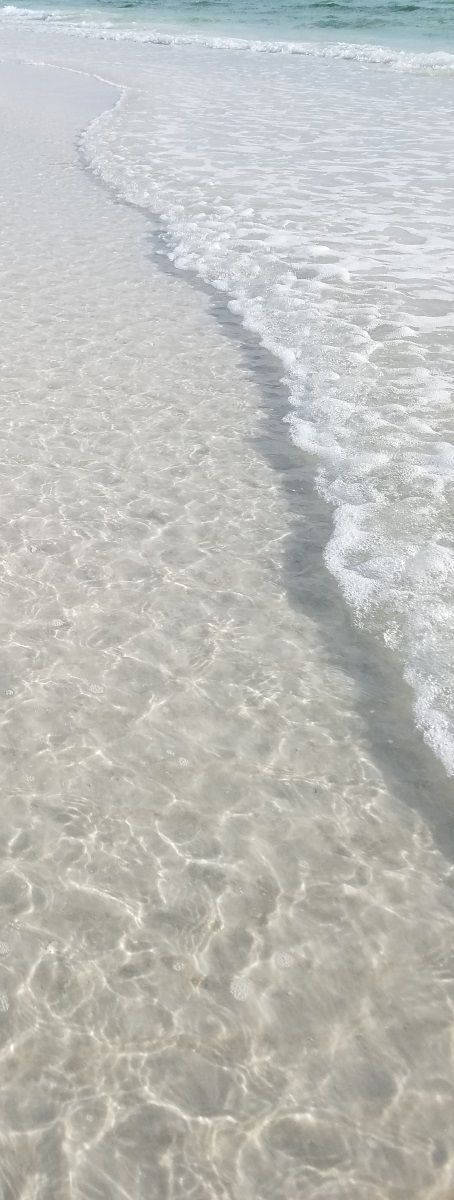 Beach Scene 桌布 壁紙 — 清澈見底的淺水在明亮的陽光下輕輕拍打著純淨的白色沙灘。