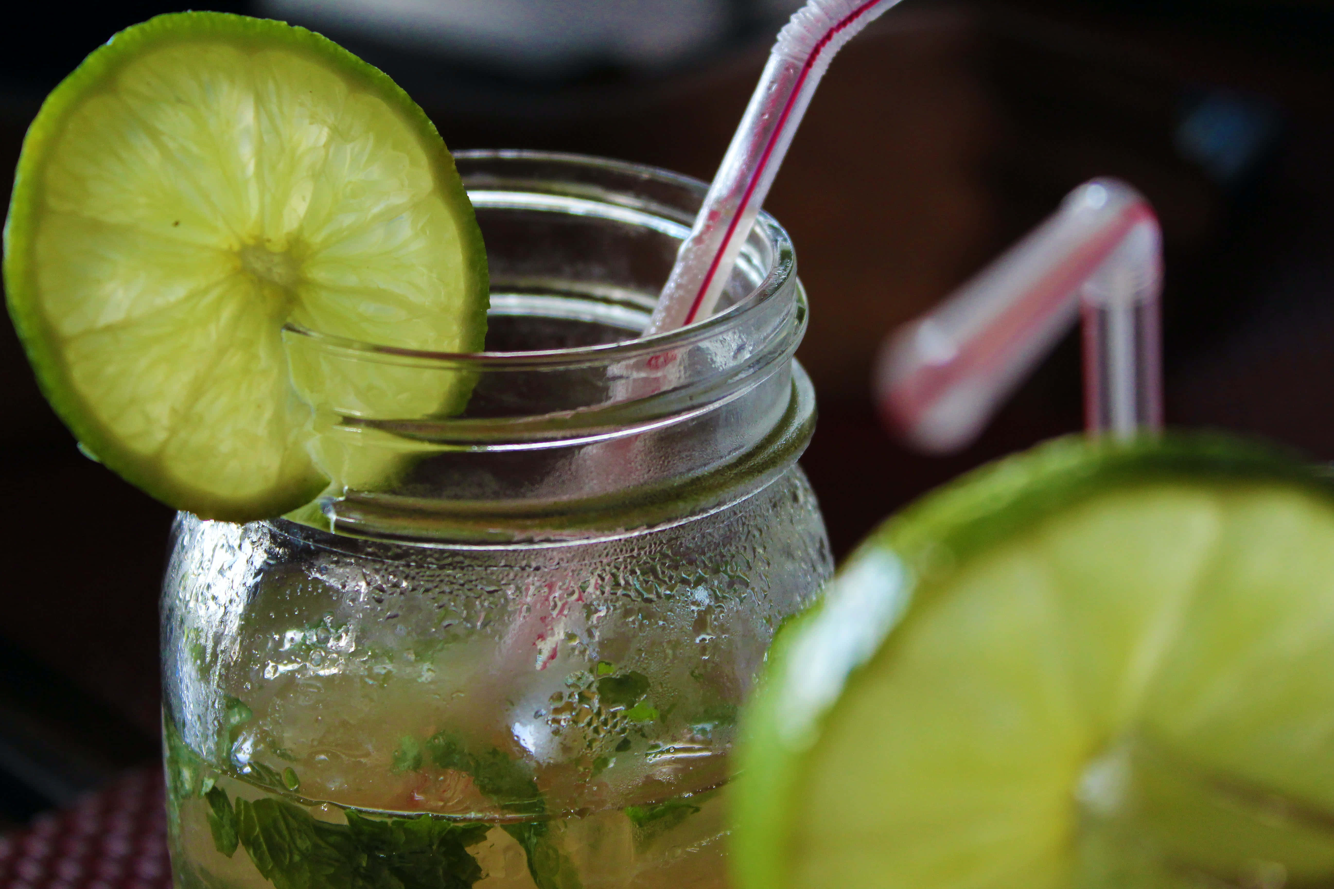 Summer Drinks 桌布 壁紙 — 清爽的青檸飲品，裝在梅森罐中，加入薄荷和冰塊，並以青檸片和條紋吸管點綴。