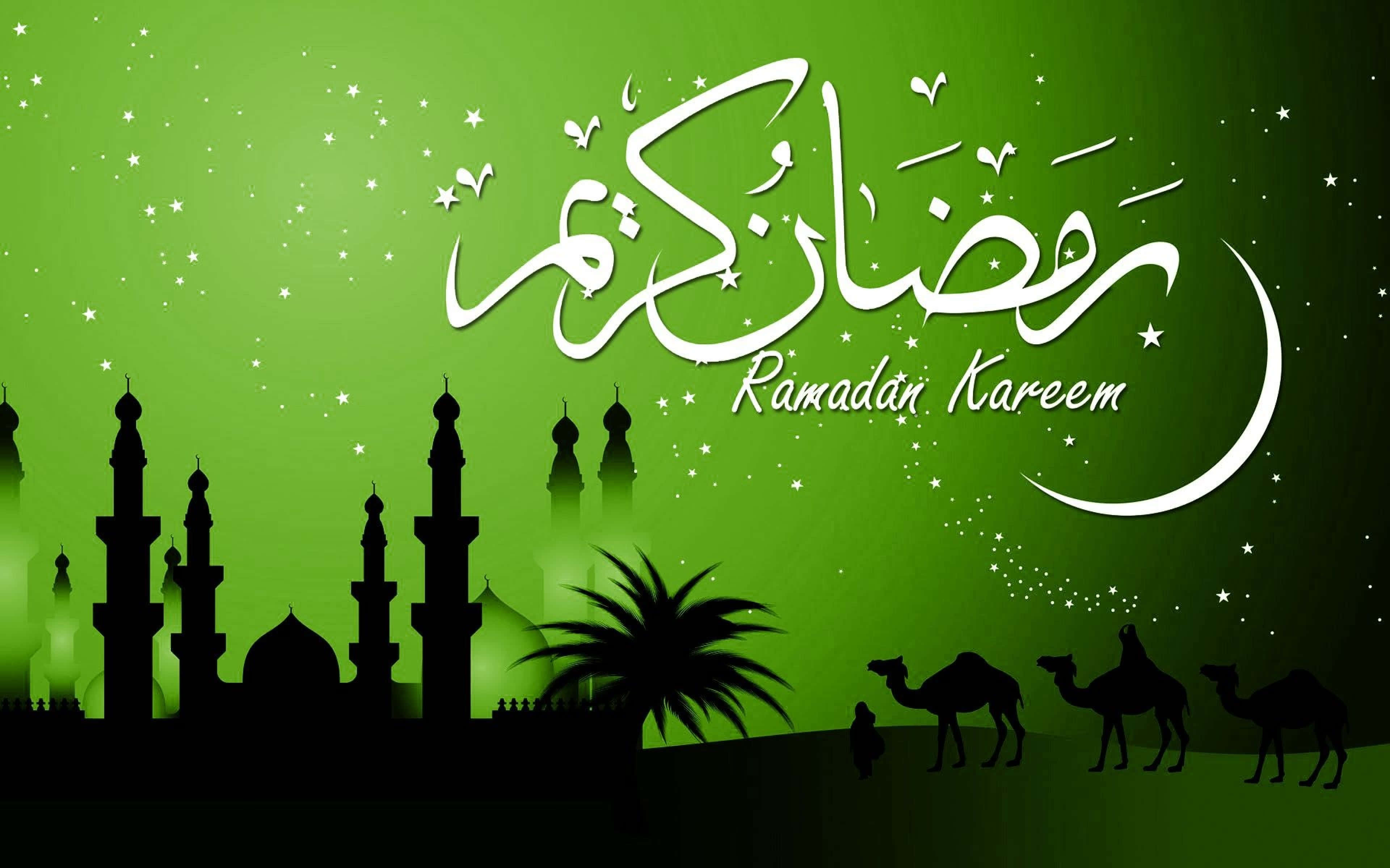 Ramadan 桌布 壁紙 — 清真寺、駱駝和棕櫚樹的剪影，映襯著繁星點點的綠色天空，帶有 Ramadan Kareem 書法和新月。