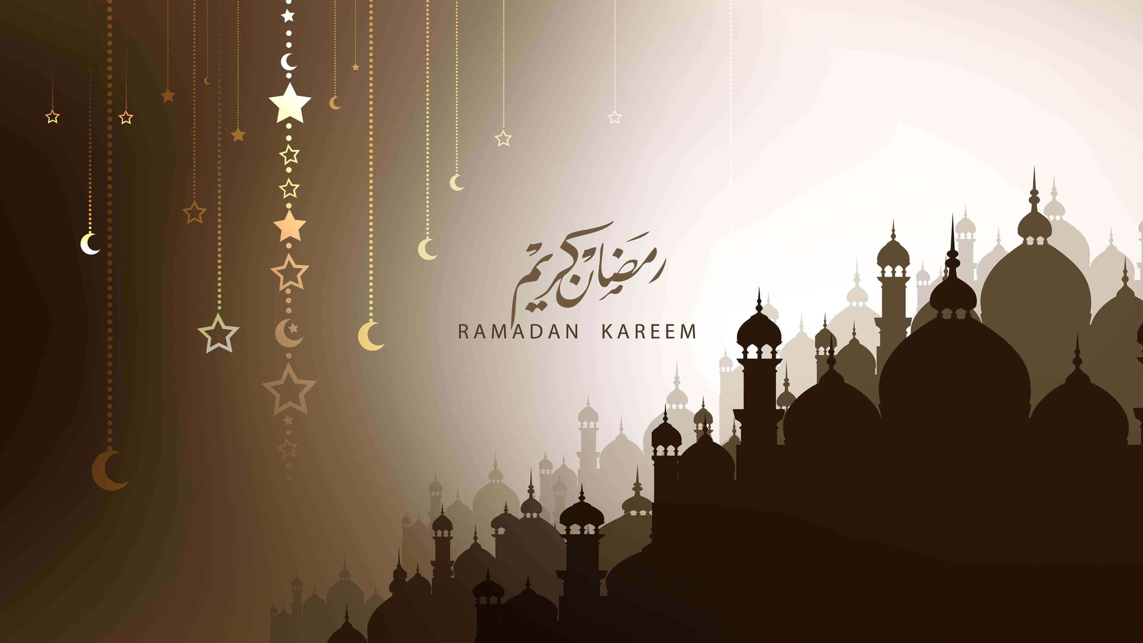 Ramadan 桌布 壁紙 — 清真寺圓頂和宣禮塔的剪影在漸變天空下閃耀，金色星星和新月像裝飾品一樣懸掛著。
