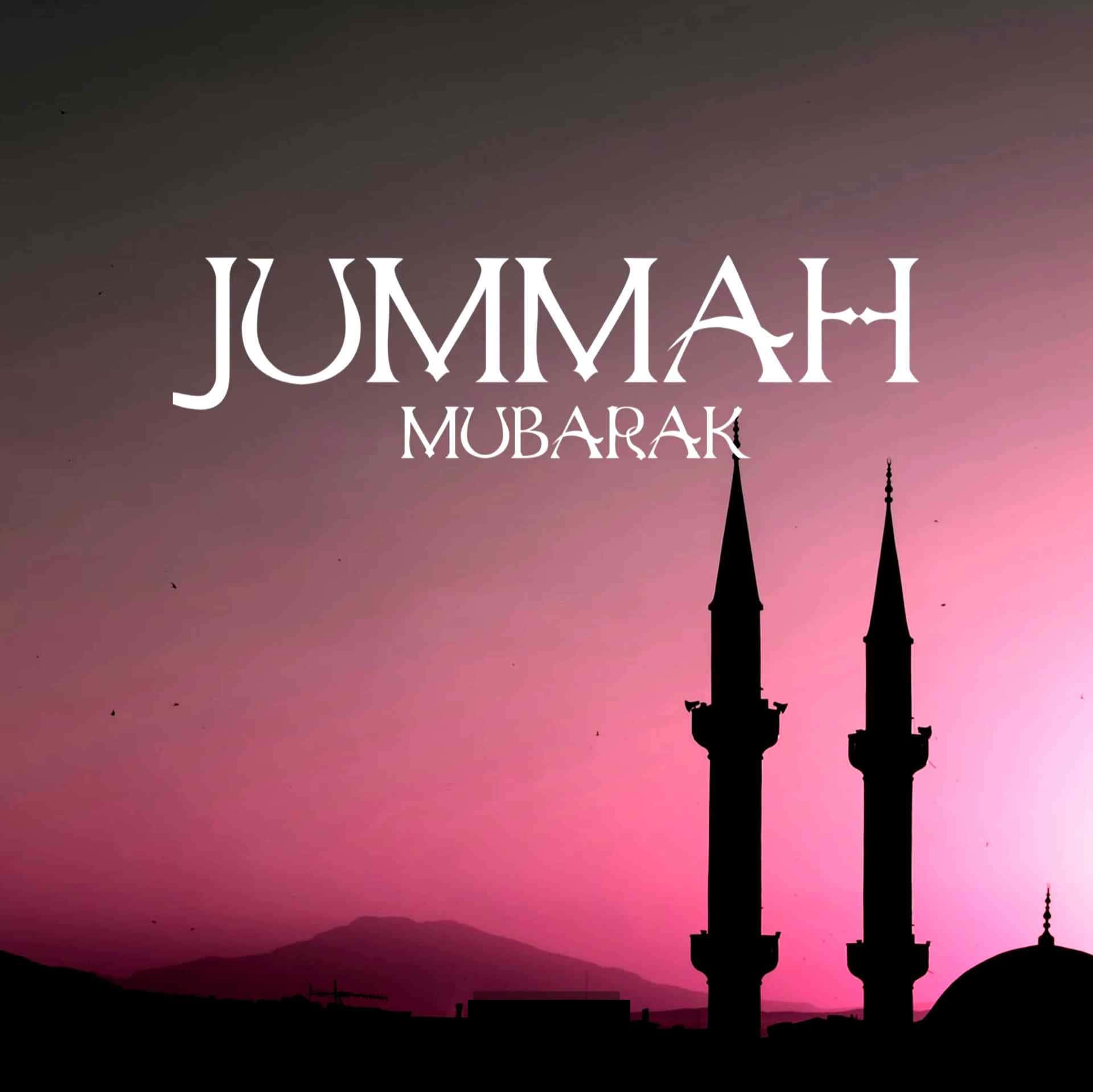 Jumma Mubarak 桌布 壁紙 — 清真寺宣禮塔的剪影在充滿活力的粉紅色和紫色暮色天空中升起，帶有 'JUMMAH MUBARAK' 文字疊加。