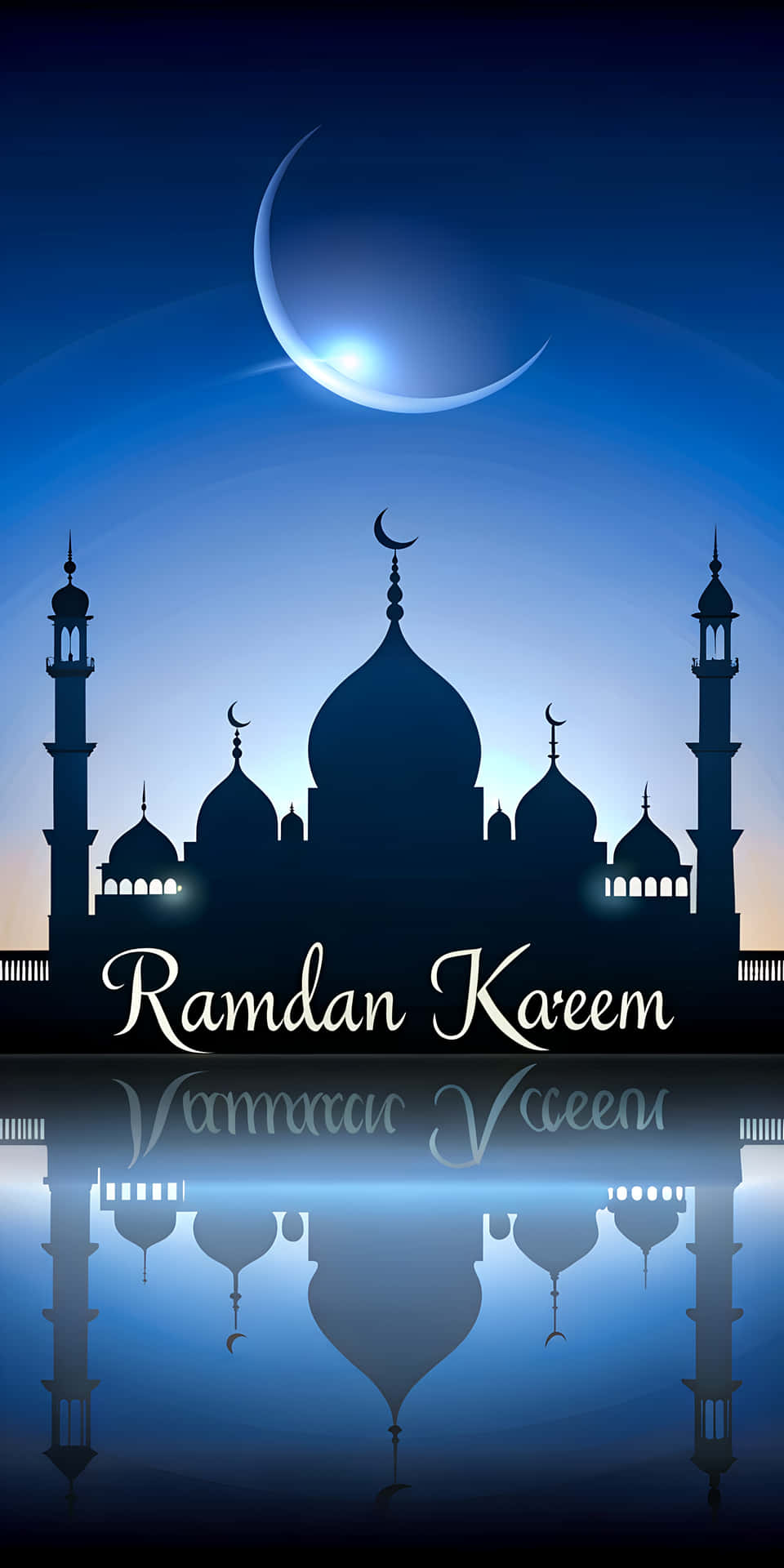 Twilight Blue to Deep Indigo Gradient with Ramadan Kareem Text and Mosque Silhouette 壁紙 — 清真寺的剪影，帶有圓頂和宣禮塔，在發光的彎月下，倒映在水中，並有Ramdan Kareem文字。