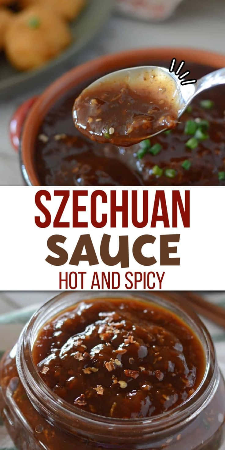 Szechuan Sauce 桌布 壁紙 — 湯匙舀起光澤深棕色的四川醬，上面裝飾著青蔥，放在一個陶瓷碗和裝有相同辛辣調味料的罐子上。