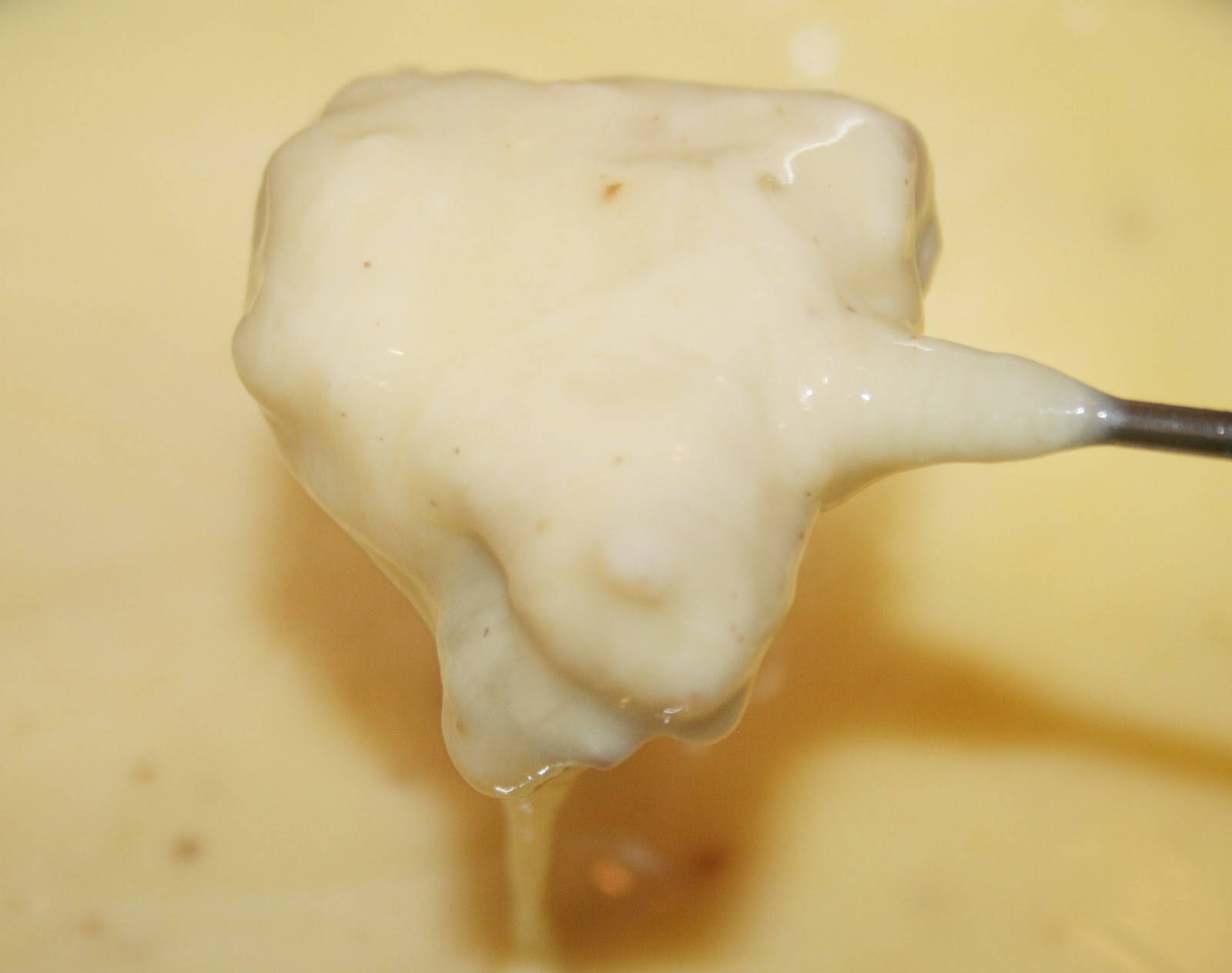 Cheese 桌布 壁紙 — 湯匙舀起奶油狀融化起司，帶有光澤的滴落回鍋中。