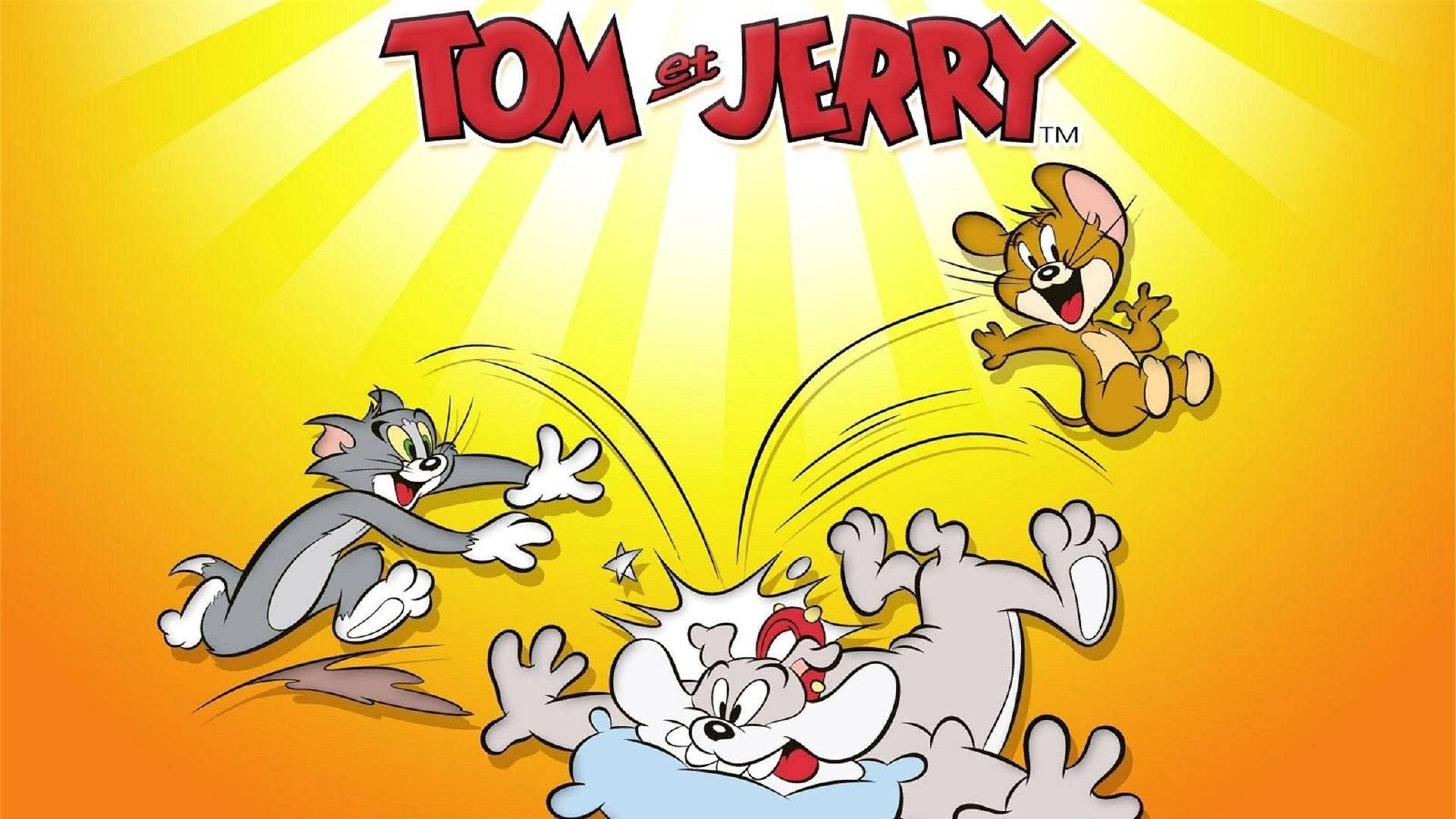 Jerry 桌布 壁紙 — 湯姆、傑瑞和第三隻貓在明亮的黃橙色漸變背景上互相追逐。