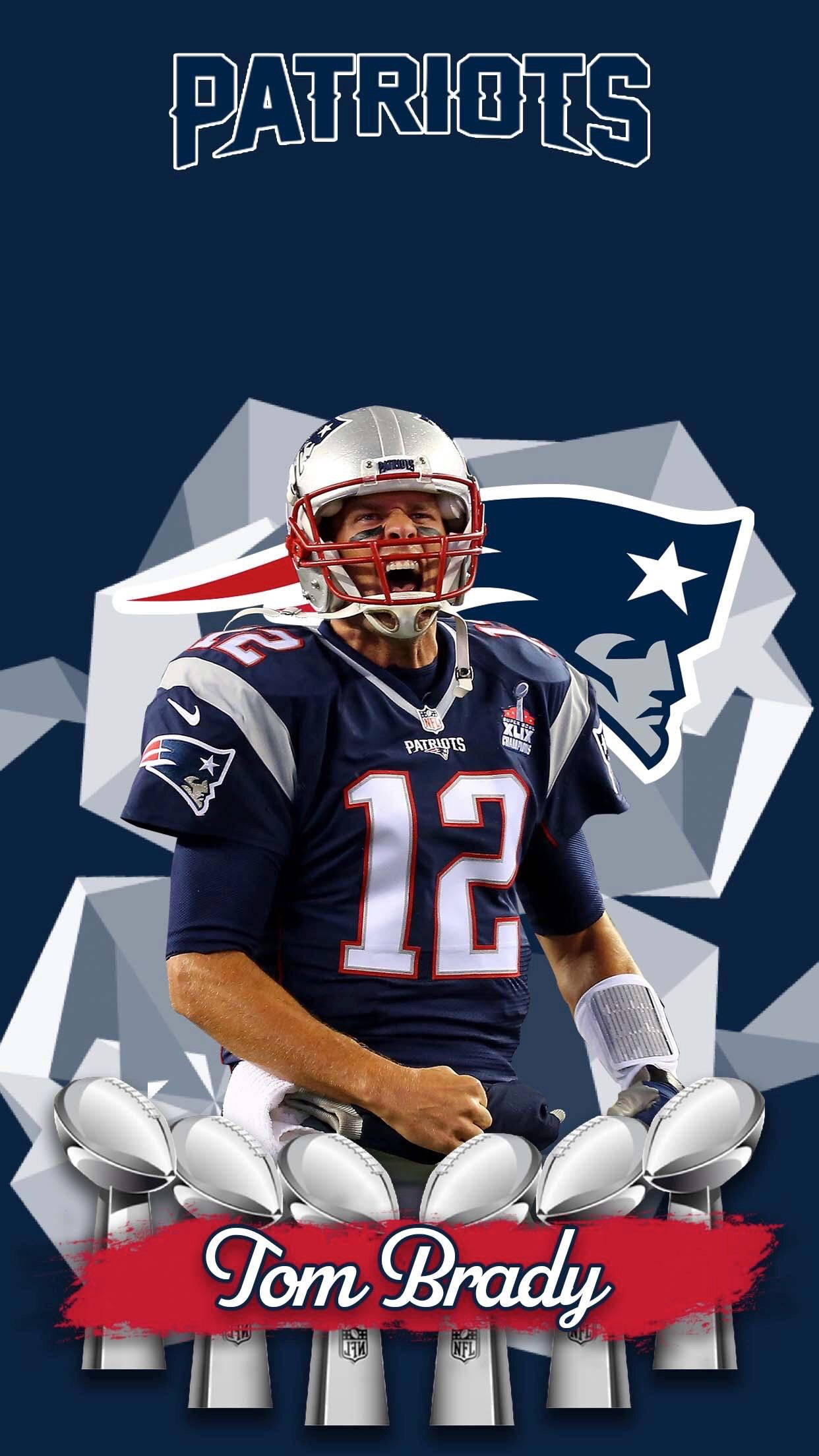 Tom Brady 桌布 壁紙 — 湯姆·布雷迪身穿新英格蘭愛國者隊球衣，在幾何藍色背景前勝利地站在七座超級碗獎盃後面。