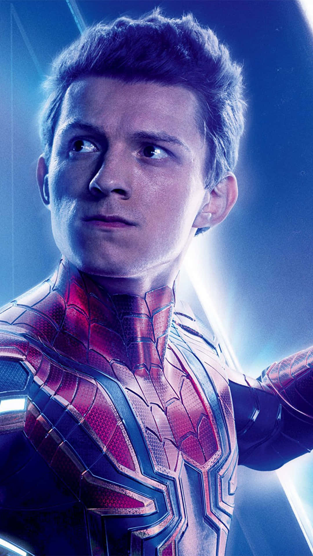 Avengers Endgame iPhone 桌布 壁紙 — 湯姆·霍蘭德飾演的蜘蛛人特寫鏡頭，帶有強烈的藍色燈光和精細的紅藍戰衣質感。
