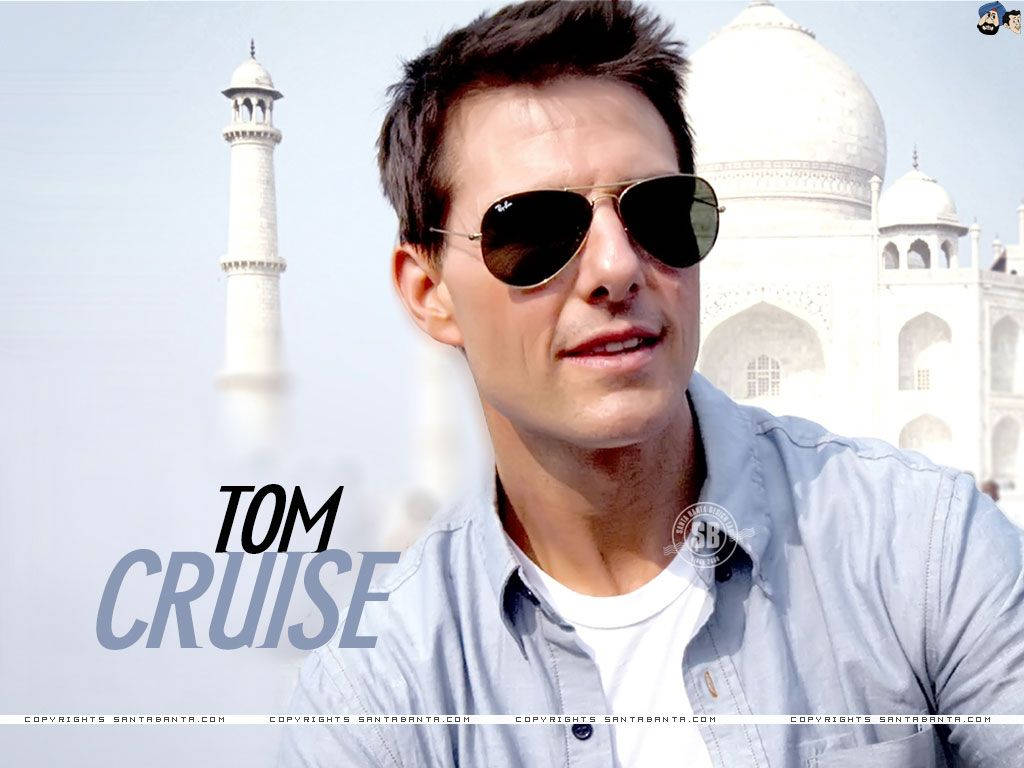 Tom 桌布 壁紙 — 湯姆克魯斯戴上飛行員太陽眼鏡，在明亮的日光下，自信地微笑，背景是標誌性的白色大理石泰姬瑪哈陵。