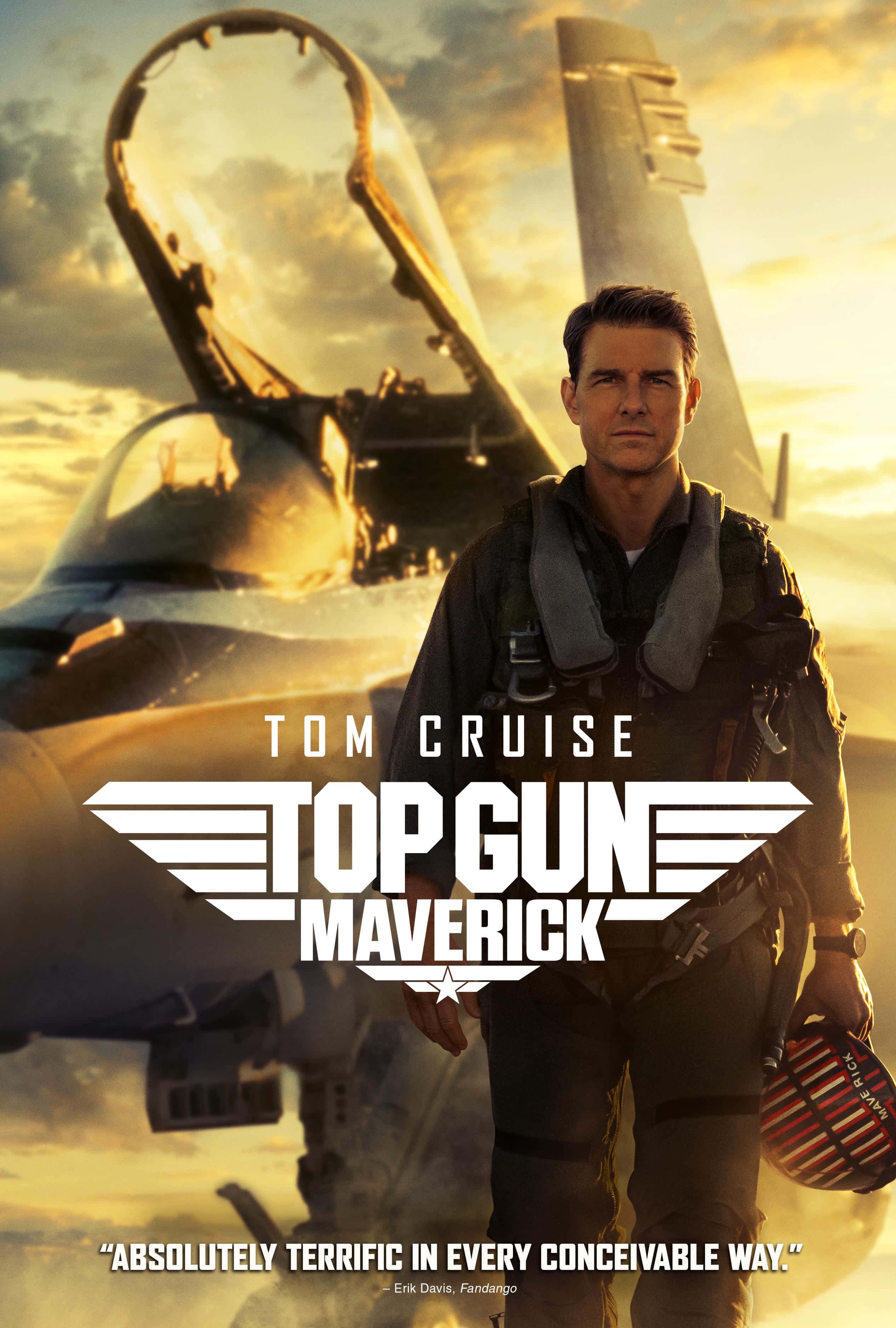 Top Gun 桌布 壁紙 — 湯姆克魯斯自信地穿著戰鬥機飛行員裝備，站在一架駕駛艙打開的噴射機前，背景是金色的日落天空。