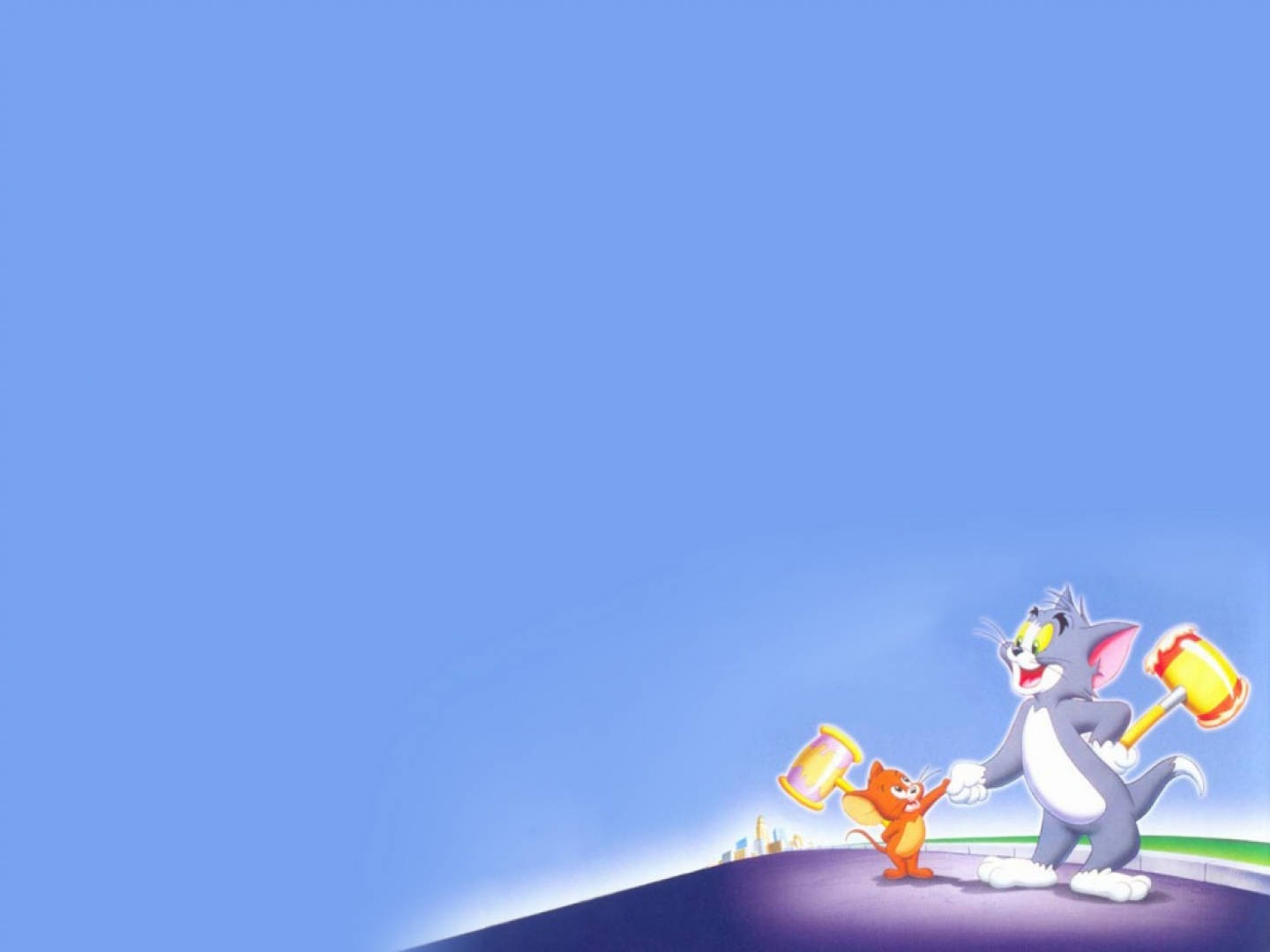 tom and jerry iPhone 桌布 壁紙 — 湯姆與傑利站在山丘上，在晴朗的藍天下，卡通場景中手持黃色錘子。