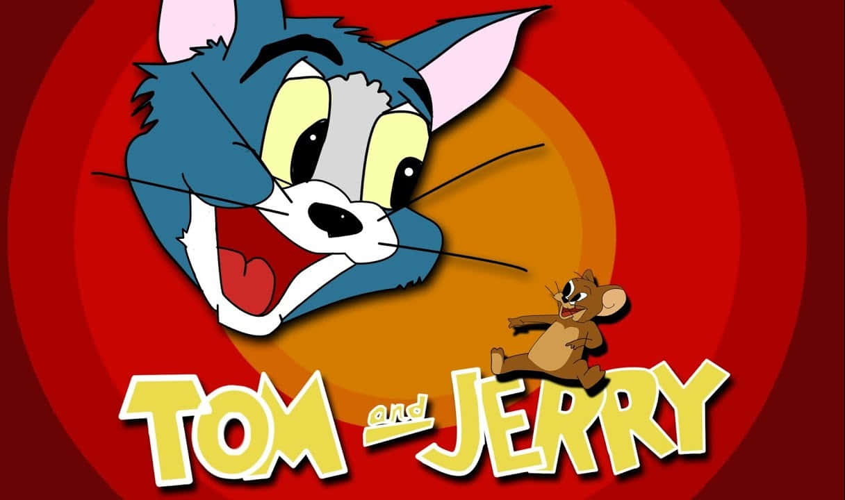 Tom And Jerry Funny 桌布 壁紙 — 湯姆貓咧嘴大笑，傑利鼠逃跑，背景為紅橙色圓形，配以粗體黃色標題文字。