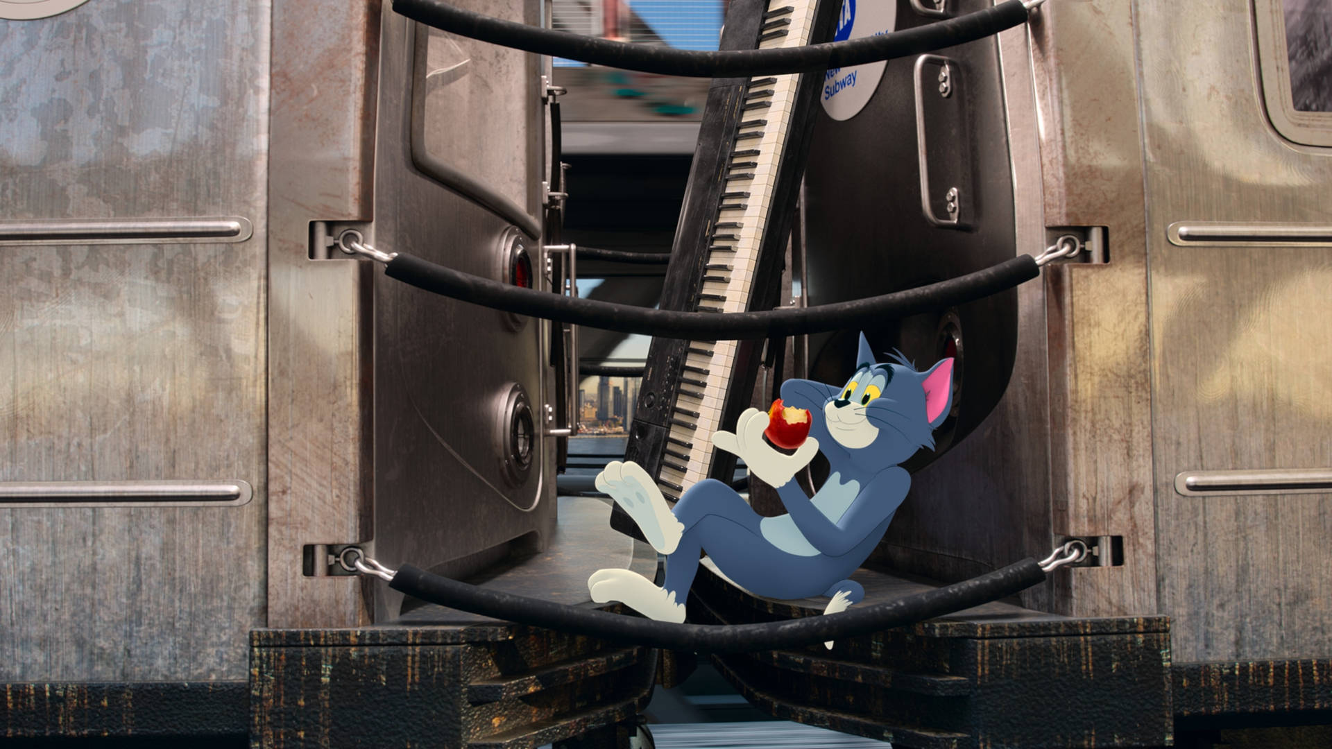 tom and jerry iPhone 桌布 壁紙 — 湯姆貓悠閒地躺在地鐵列車的電纜上，手持一個紅蘋果，露出滿意的笑容。