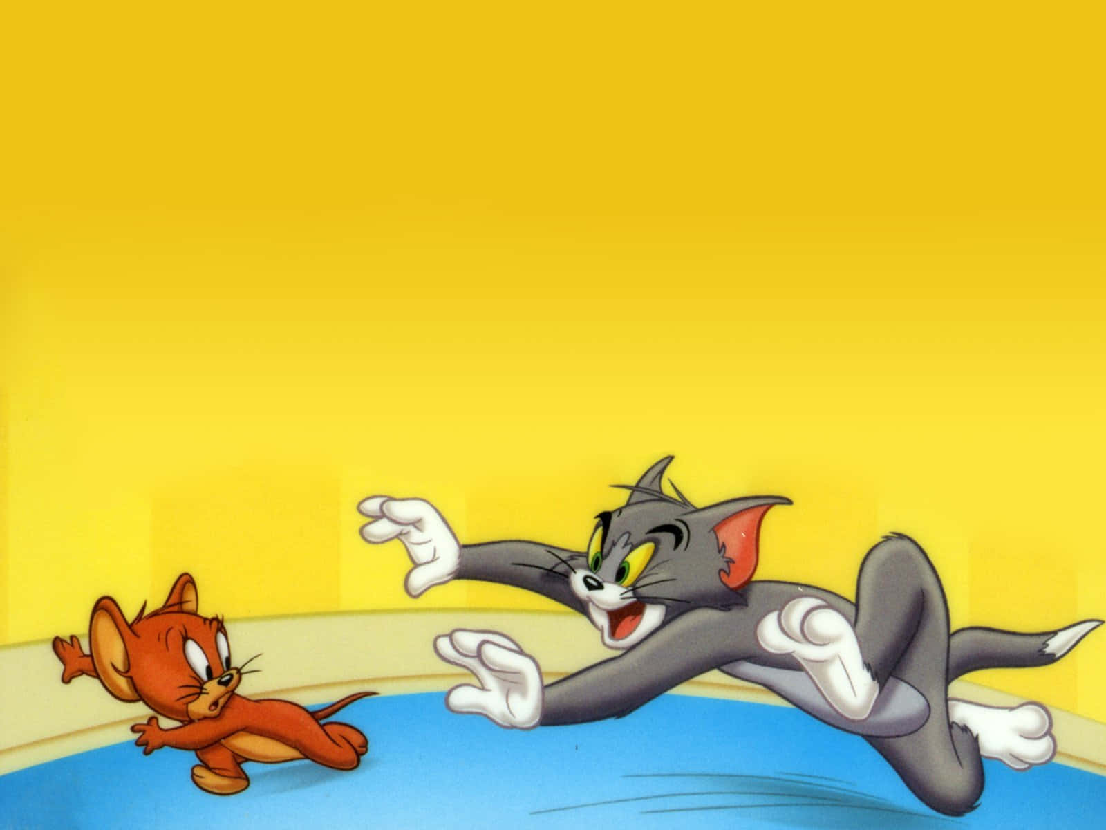 Tom And Jerry Funny 桌布 壁紙 — 湯姆貓滑稽地追趕傑利鼠，背景是明亮的黃色牆壁和藍色地板。