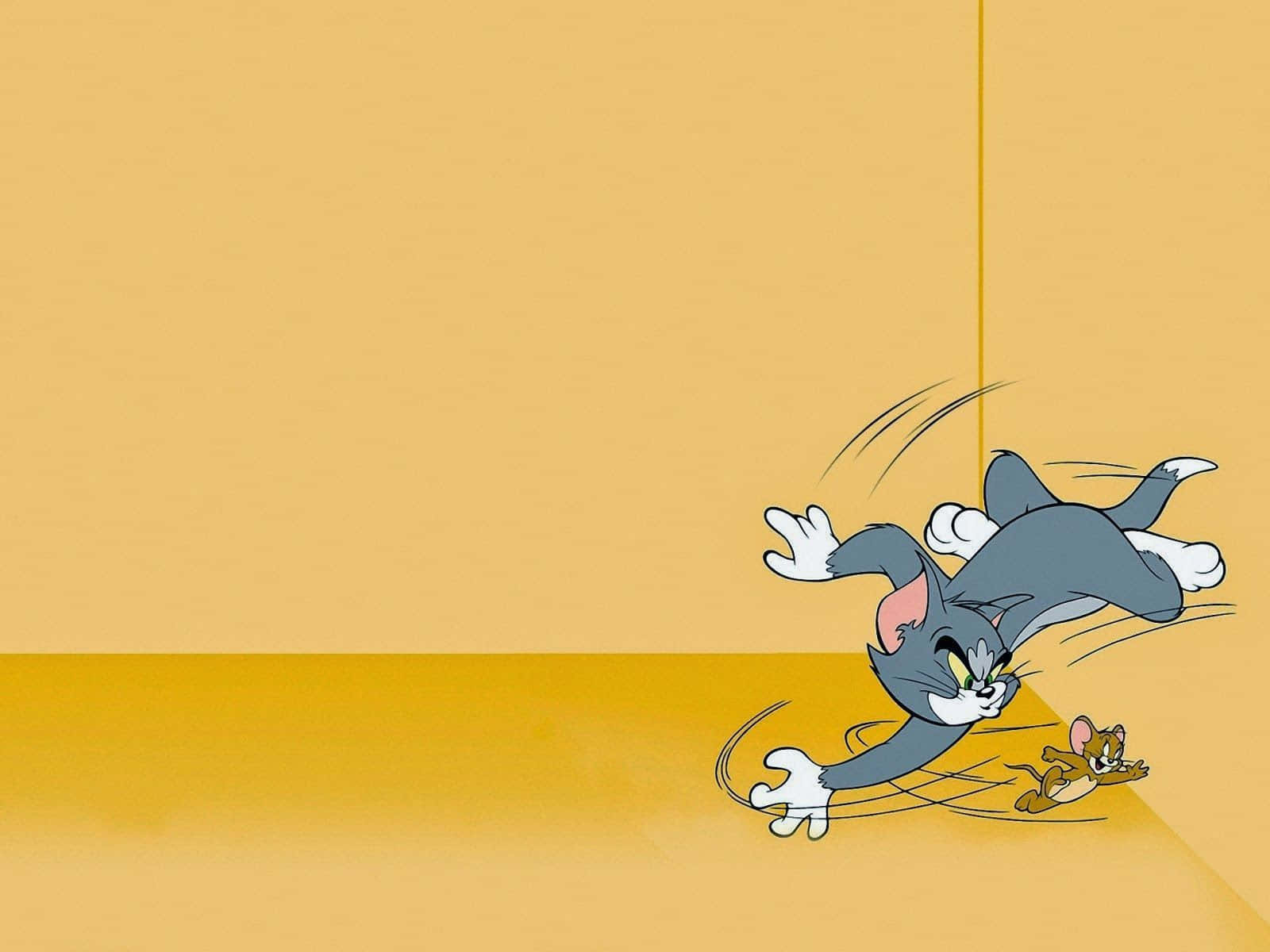 Tom And Jerry Funny 桌布 壁紙 — 湯姆貓猛烈撲向傑利鼠，背景是純黃色的牆壁和地板。