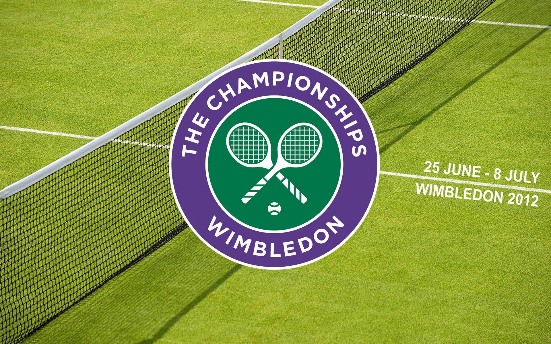 Wimbledon 桌布 壁紙 — 溫布頓網球場的鳥瞰圖，標誌性標誌和日期疊加在充滿活力的綠色草地上。
