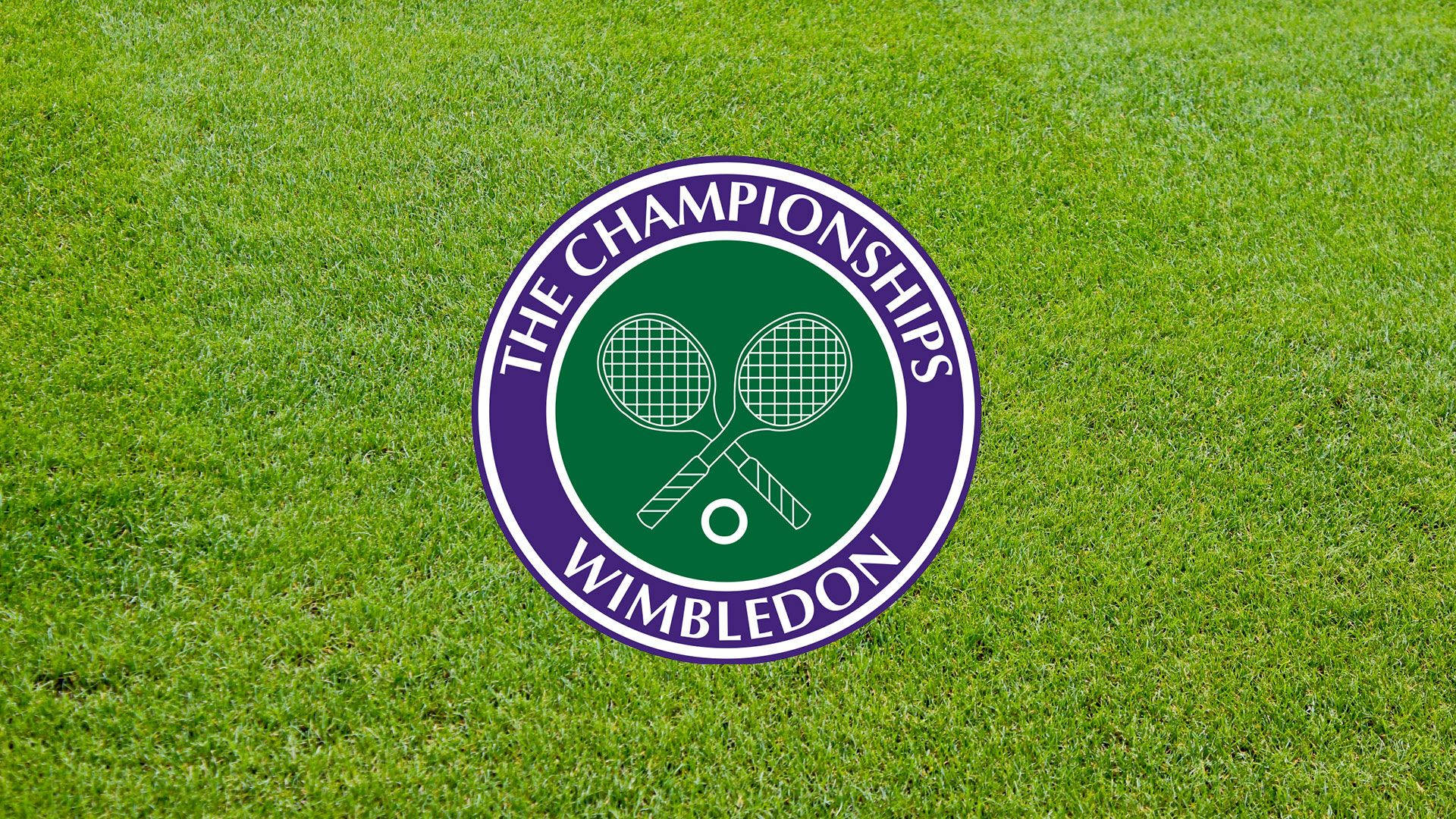 Wimbledon 桌布 壁紙 — 溫布頓錦標賽標誌在明亮的日光下居中放置在充滿活力的綠色草地上。