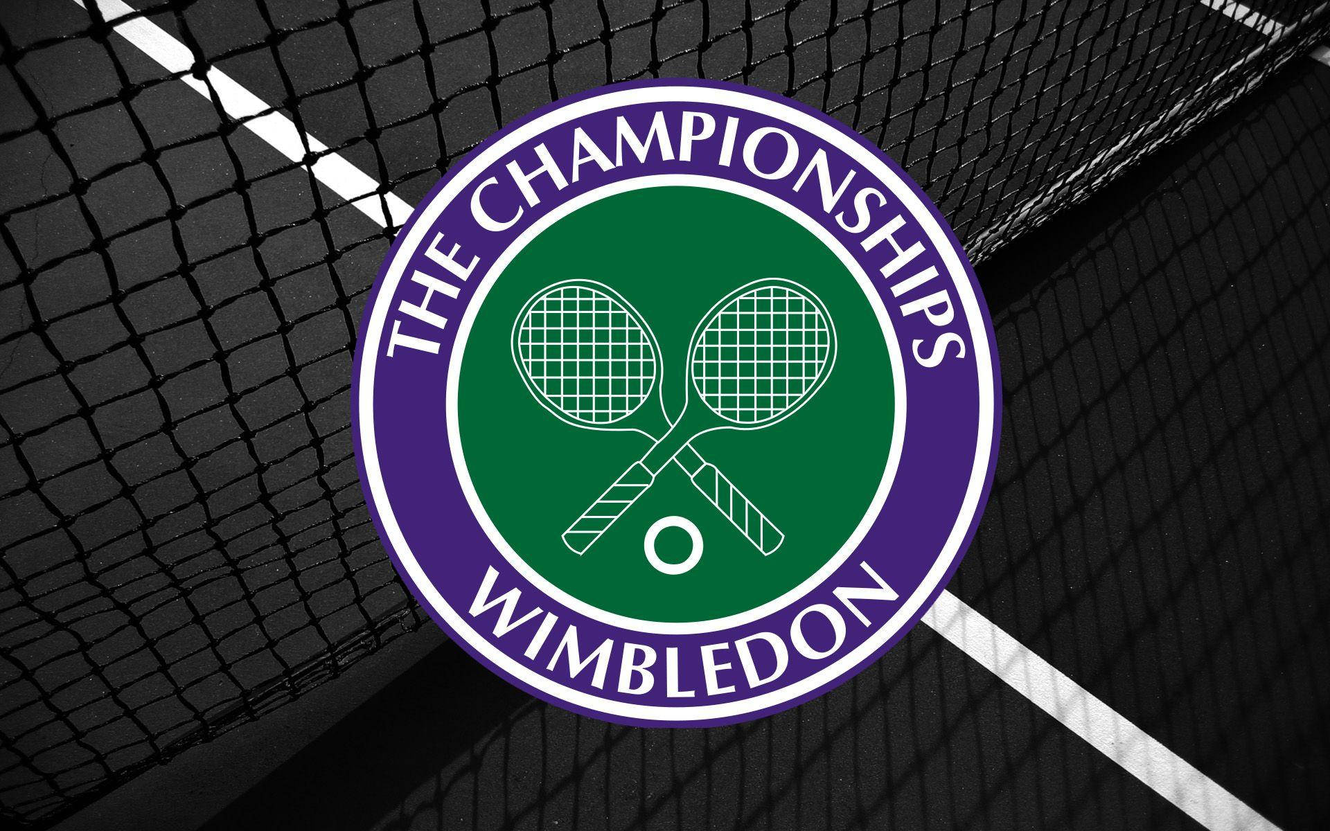 Wimbledon 桌布 壁紙 — 溫布頓錦標賽標誌居中於帶有白色線條的黑色網球網上，背景為單色球場。