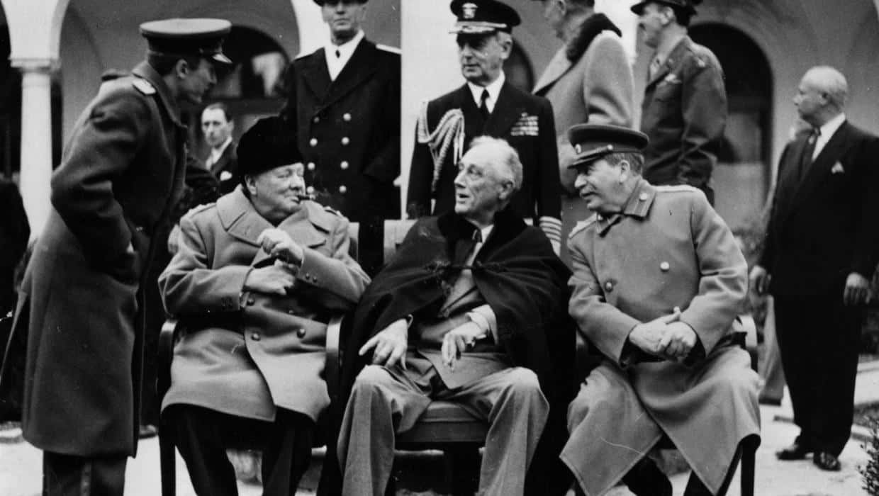 Leadership 桌布 壁紙 — 溫斯頓·邱吉爾、富蘭克林·羅斯福和約瑟夫·史達林在戰時談判期間穿著正式軍裝坐在一起的歷史黑白照片。