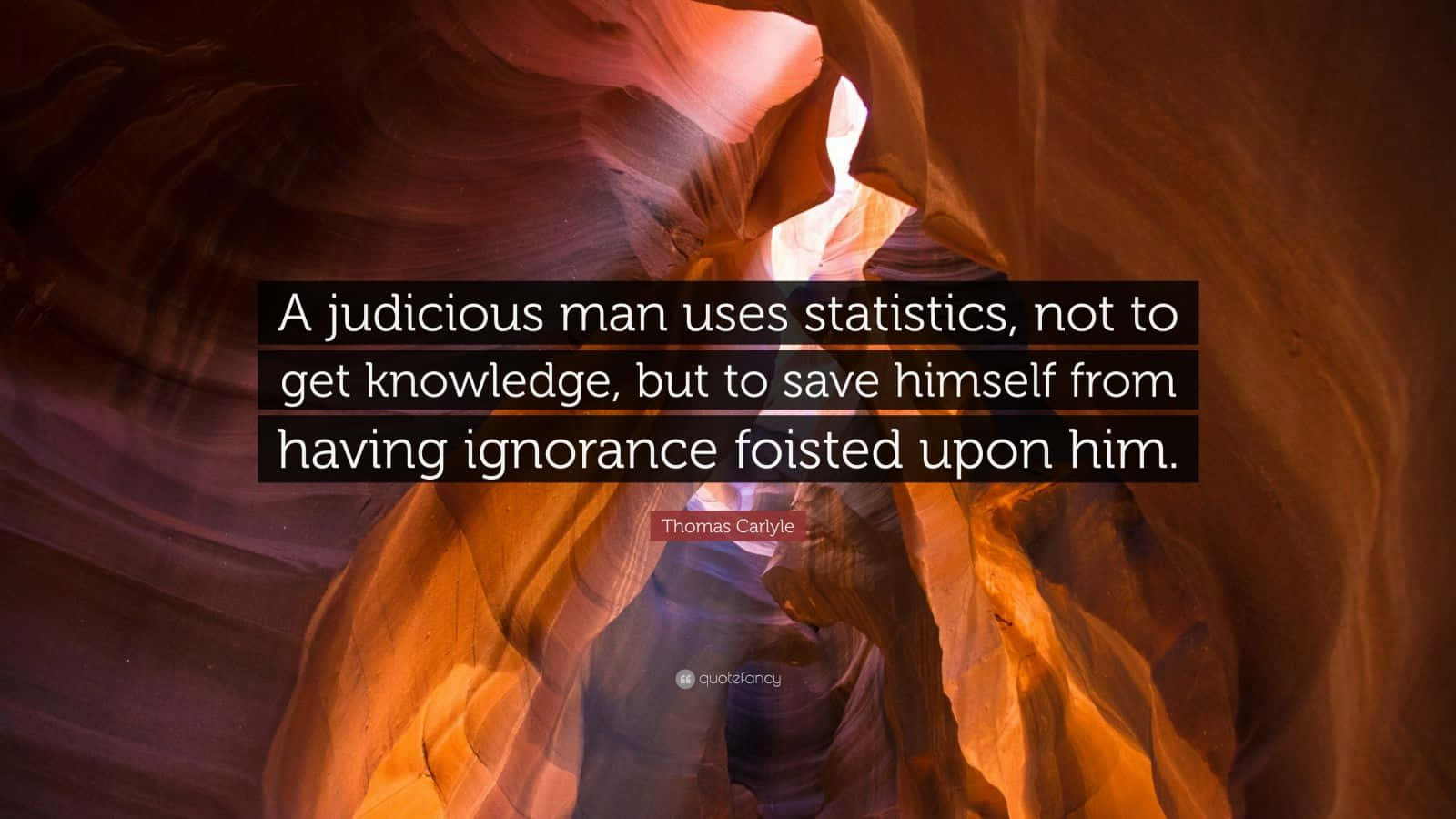 Judicious 桌布 壁紙 — 溫暖光線穿過狹窄的狹縫峽谷，顯露出光滑的橙色和紅色砂岩牆壁，並帶有引文疊加。
