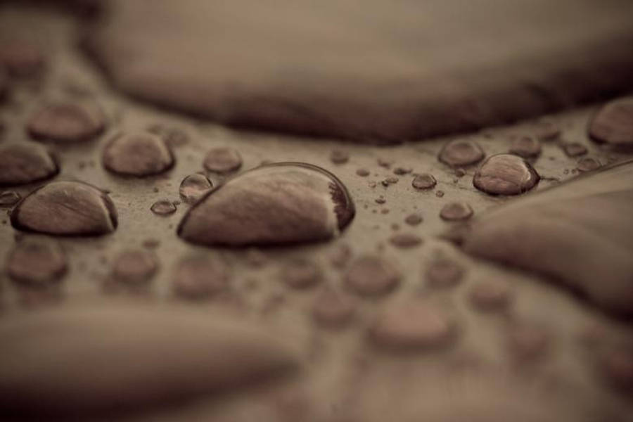 Droplets 桌布 壁紙 — 溫暖懷舊色調下，紋理石面上閃爍水珠的微距拍攝。