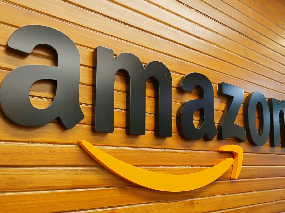 木牆上的Amazon標誌，黑色字母和橙色箭頭。 — 亞馬遜 GIF 壁紙