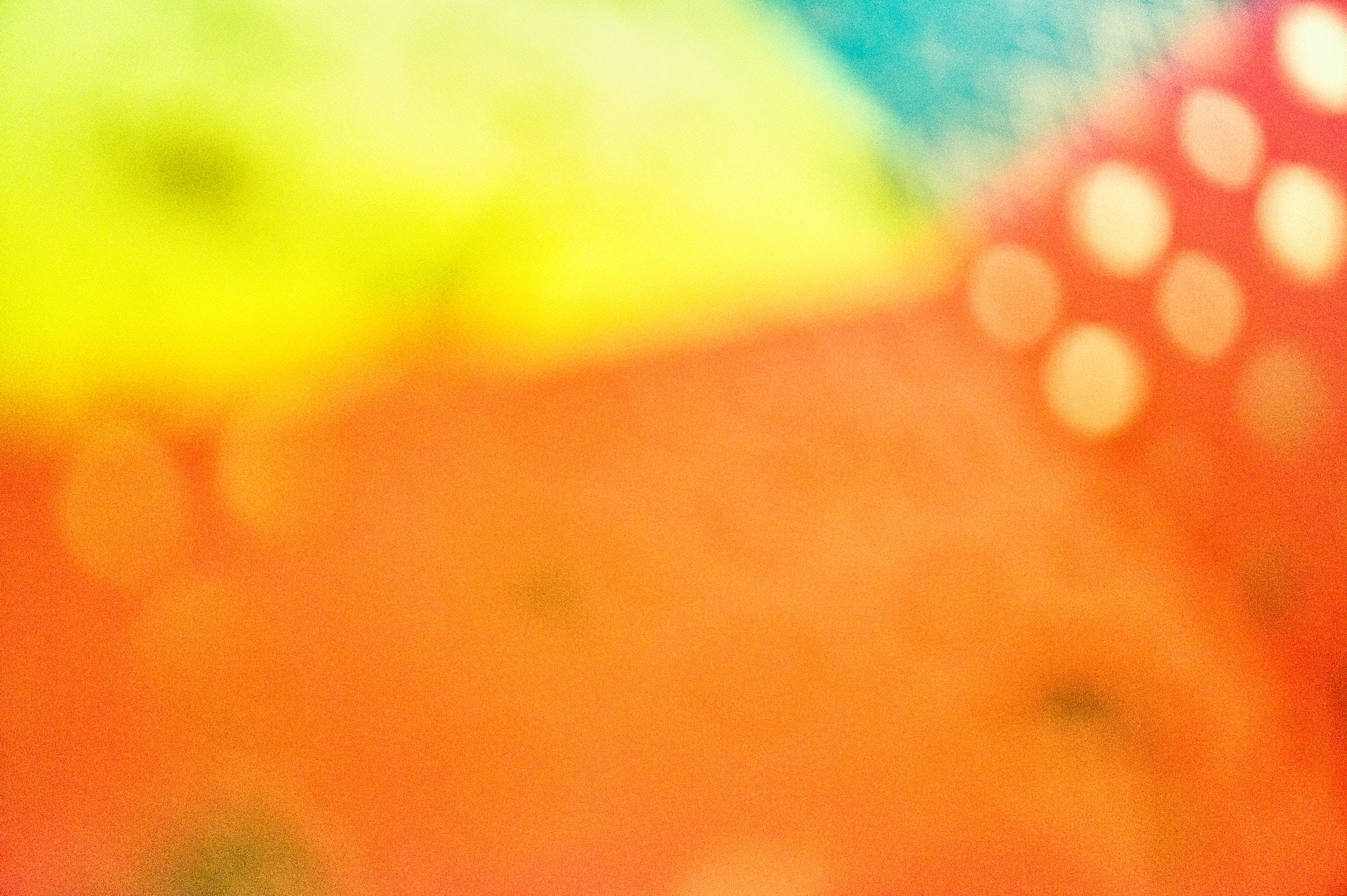 Orange And Yellow 桌布 壁紙 — 溫暖橙、紅、黃、青綠色的鮮豔抽象模糊，帶有柔和發光散景圓圈。