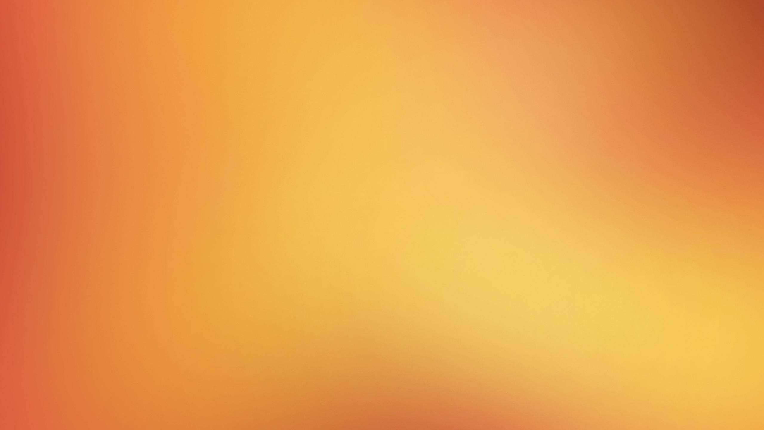 Solid Orange 桌布 壁紙 — 溫暖橙色和黃色色調的平滑漸變，柔和地融合在整個畫面中。