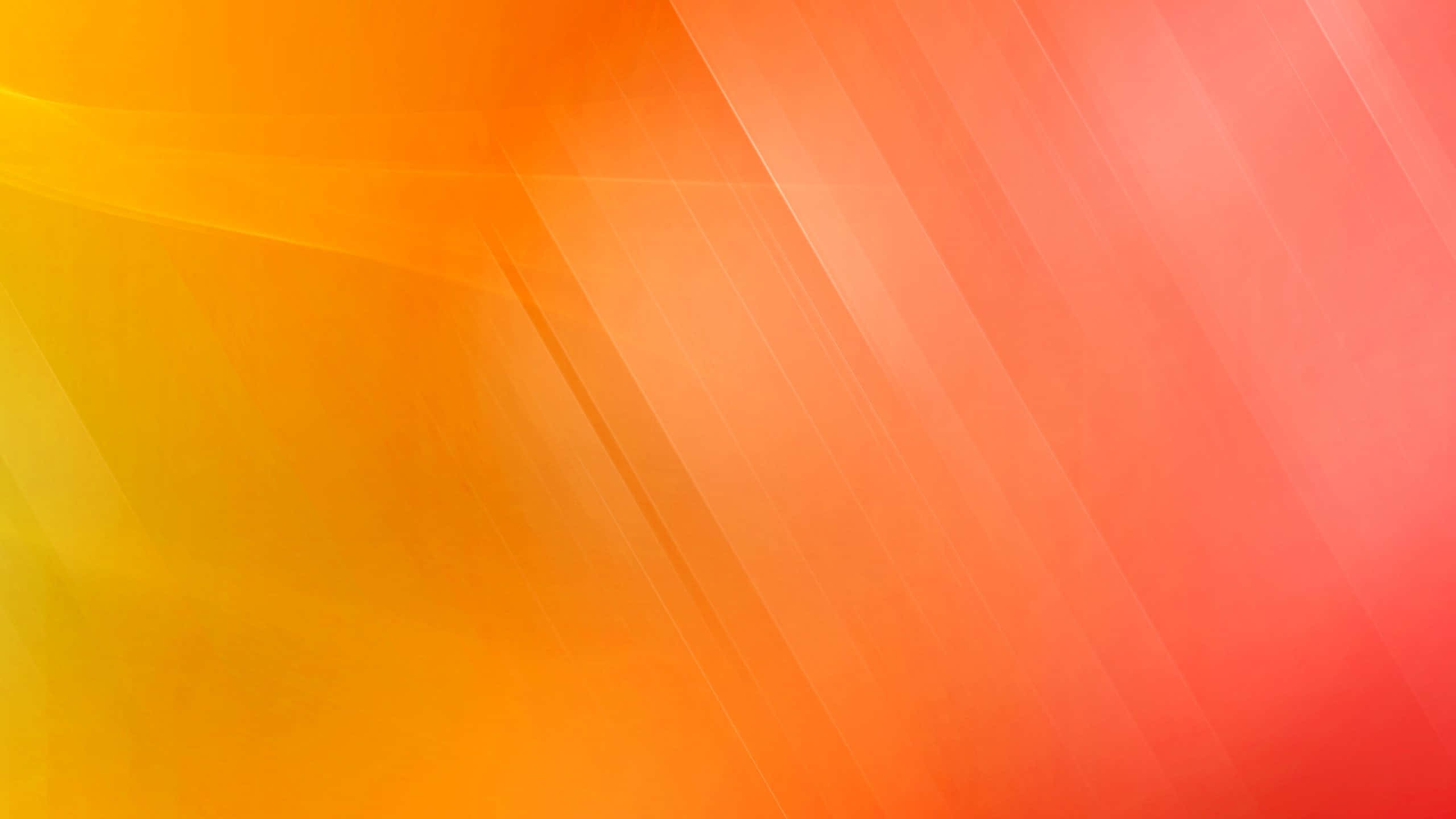 Orange And Yellow 桌布 壁紙 — 溫暖橙黃色與珊瑚色的鮮豔漸變，搭配柔和對角光線條紋，營造出發光的抽象背景。