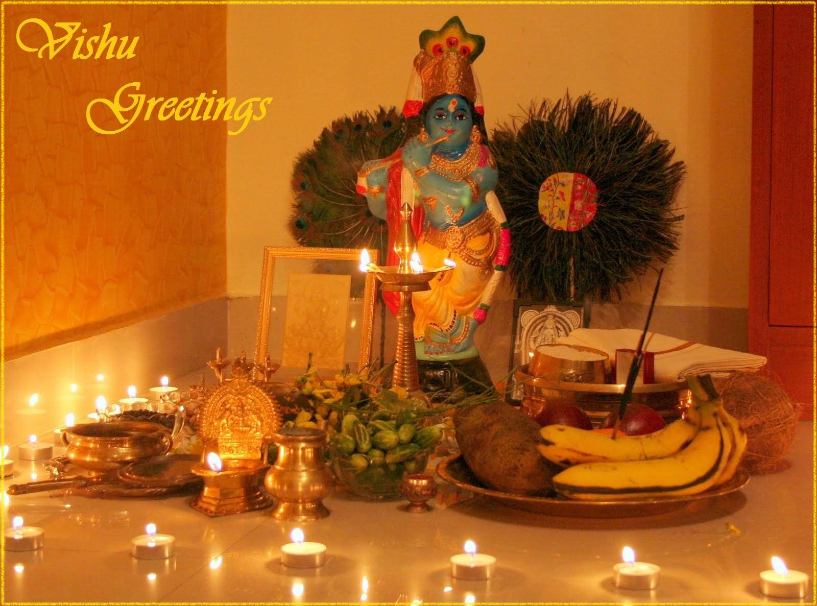 Vishu 桌布 壁紙 — 溫暖照明的印度教毗濕奴祭壇，裝飾有藍色神像、發光蠟燭、新鮮水果和傳統供品。