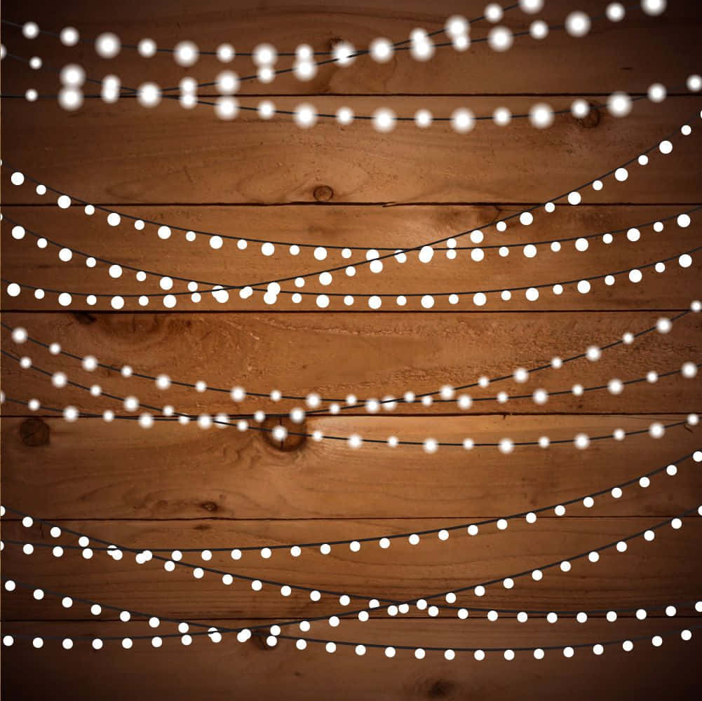 Spring Lights 桌布 壁紙 — 溫暖發光的串燈懸掛在質樸的木板上，營造出舒適的節日展示。