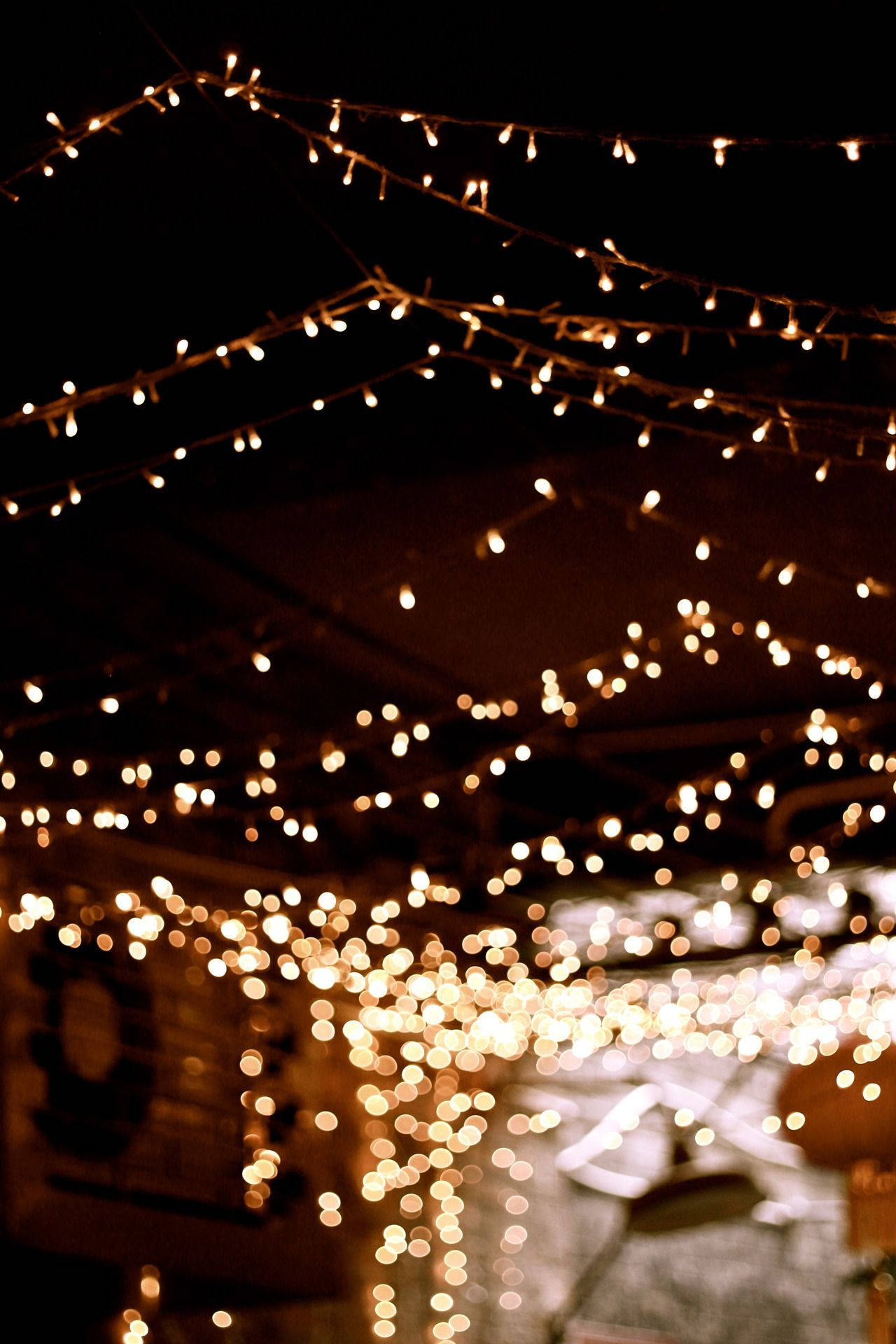 Christmas Lights Aesthetic 桌布 壁紙 — 溫暖發光的仙女燈在黑暗的夜空中閃爍著柔和的散景，營造出舒適的節日氛圍。