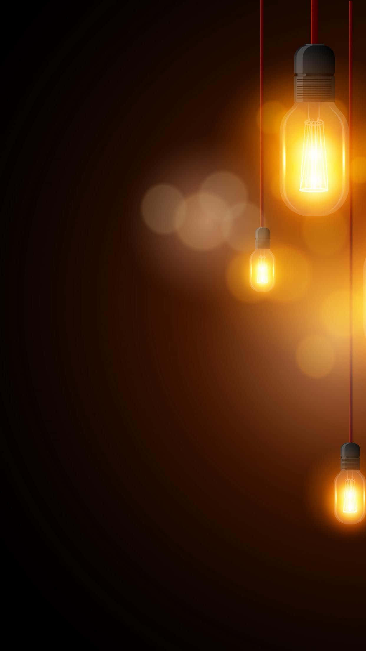 lighting 桌布 壁紙 — 溫暖發光的復古燈泡懸掛在深色背景上，帶有柔和的金色散景圓圈。