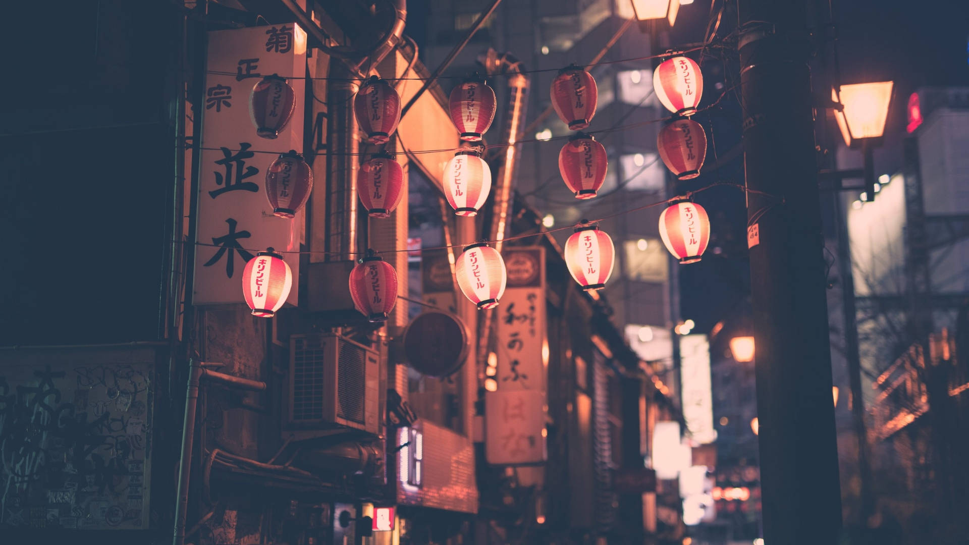 Asia 桌布 壁紙 — 溫暖發光的紅色燈籠在夜晚懸掛在狹窄的霓虹燈照亮的日本小巷中。
