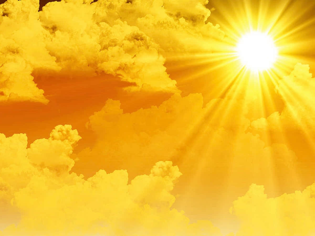 Bright 桌布 壁紙 — 溫暖的日落天空中，一道燦爛的陽光穿透金色的雲層。