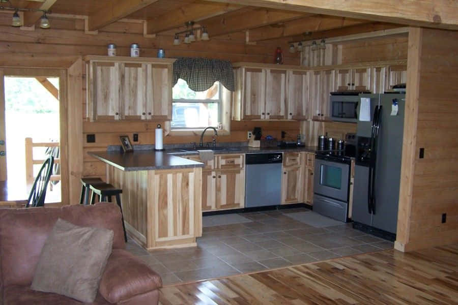 cabin 桌布 壁紙 — 溫暖的木屋廚房，配有鄉村風櫥櫃、石磚地板和窗邊的皮革沙發。