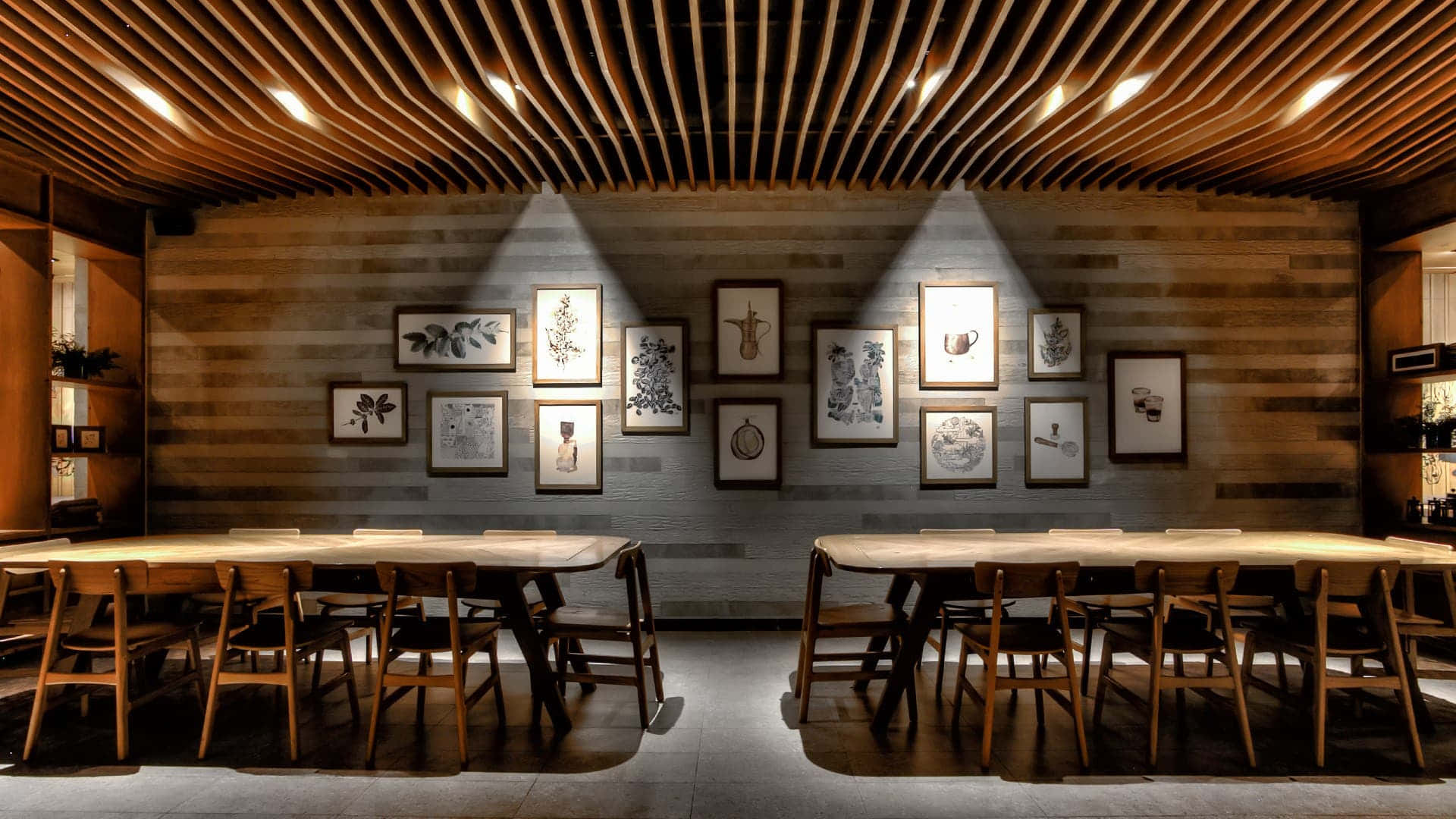 chair 桌布 壁紙 — 溫暖的木製餐桌和椅子位於板條天花板下，現代鄉村風格的餐廳，紋理牆壁上掛有框裝植物藝術品。