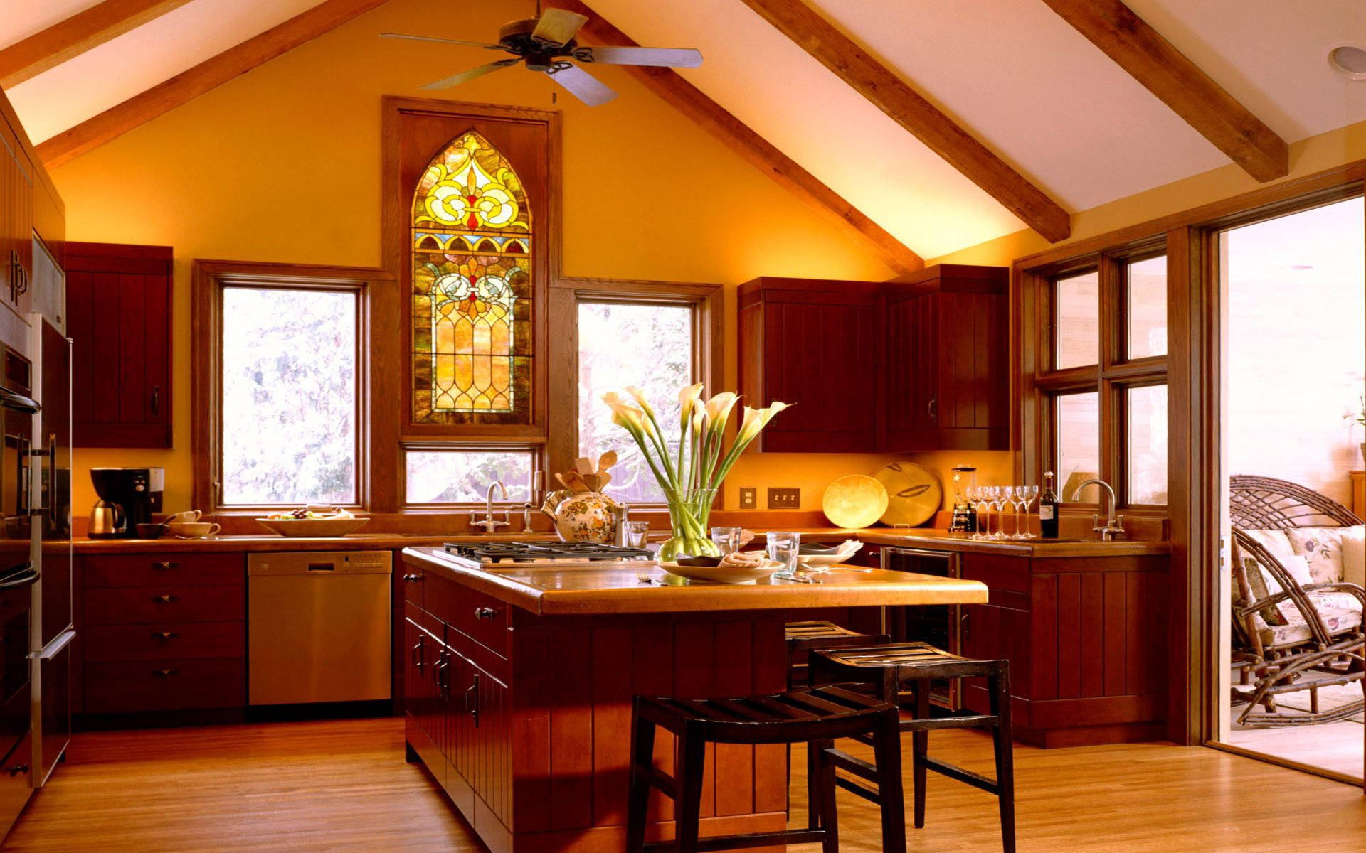 Kitchen Design 桌布 壁紙 — 溫暖的木質廚房，設有拱形天花板、彩繪玻璃窗和沐浴在金色光線中的中島。