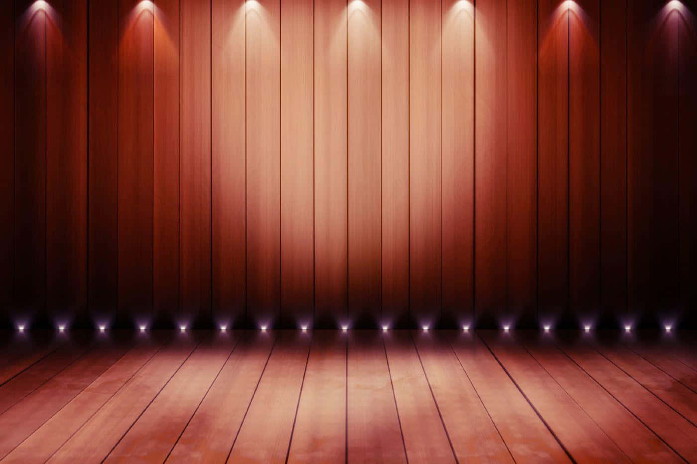 Stage Lights 桌布 壁紙 — 溫暖的木質舞台地板和鑲板牆壁被聚光燈和腳燈照亮，營造出戲劇性的劇院氛圍。