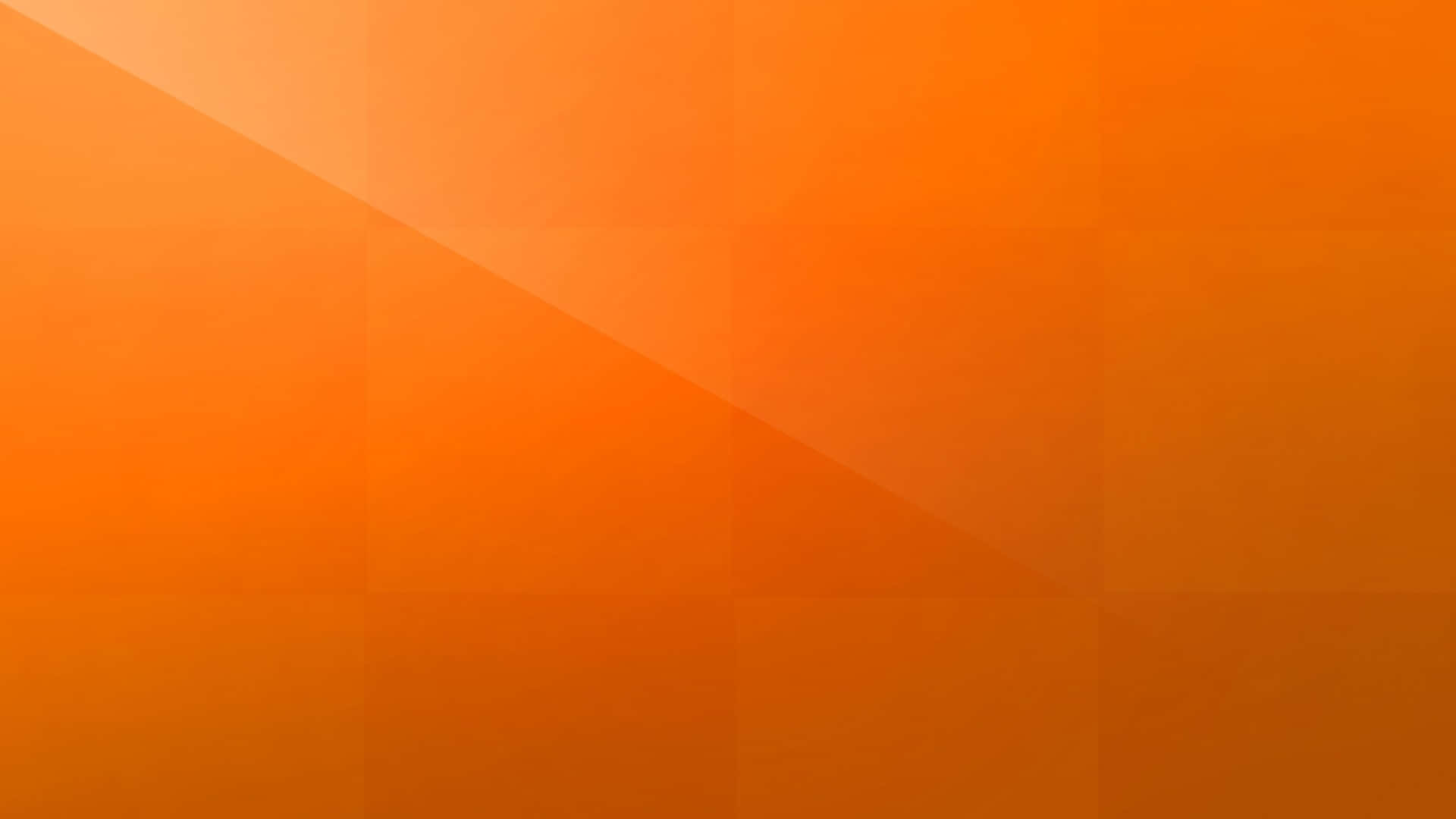 Solid Orange 桌布 壁紙 — 溫暖的橙色漸變，搭配柔和的幾何面板和細微的光線，營造出現代抽象背景。