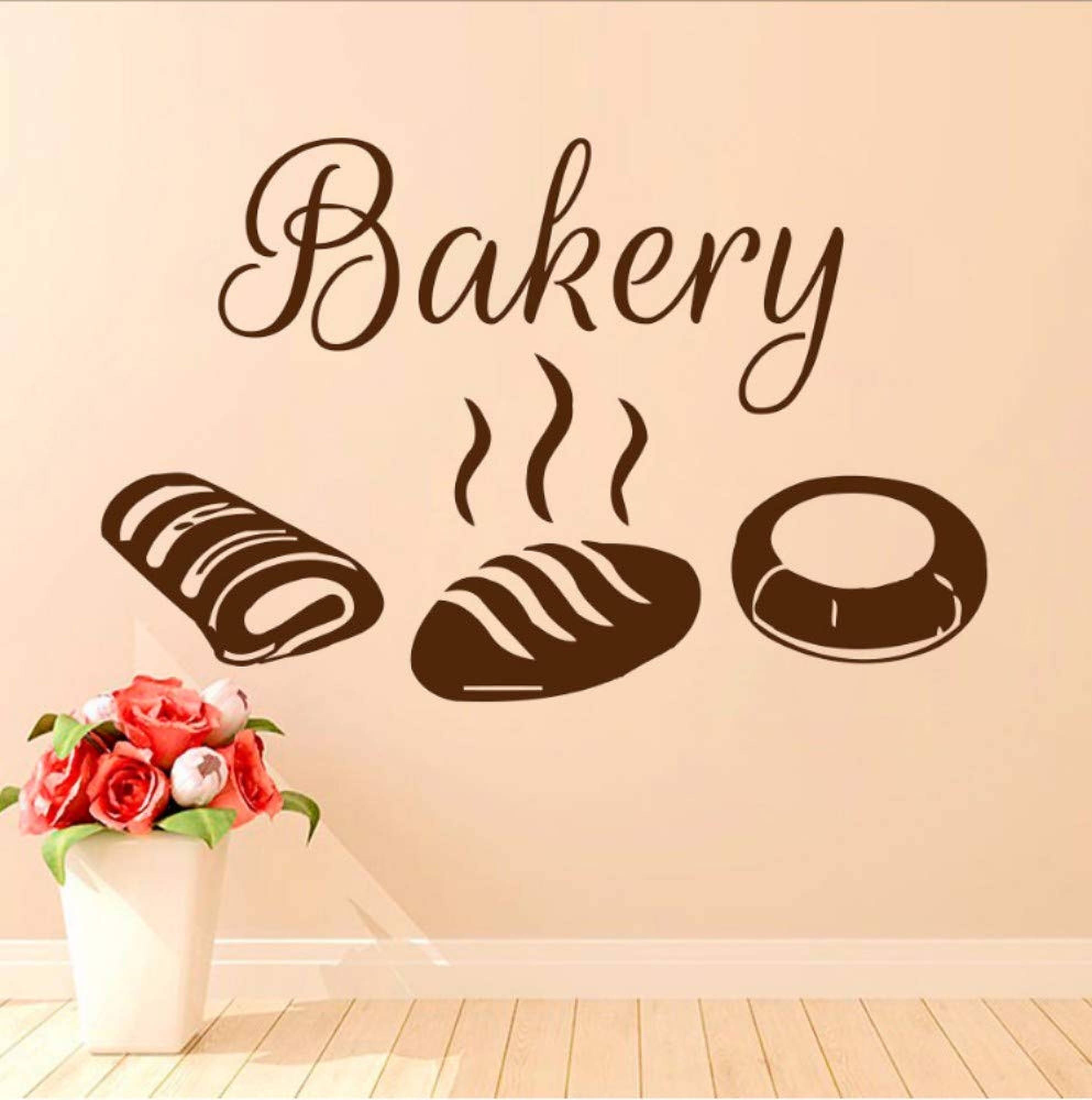 Bakery 桌布 壁紙 — 溫暖的烘焙店牆貼，帶有麵包和甜甜圈剪影，以及木地板上的一瓶紅玫瑰。