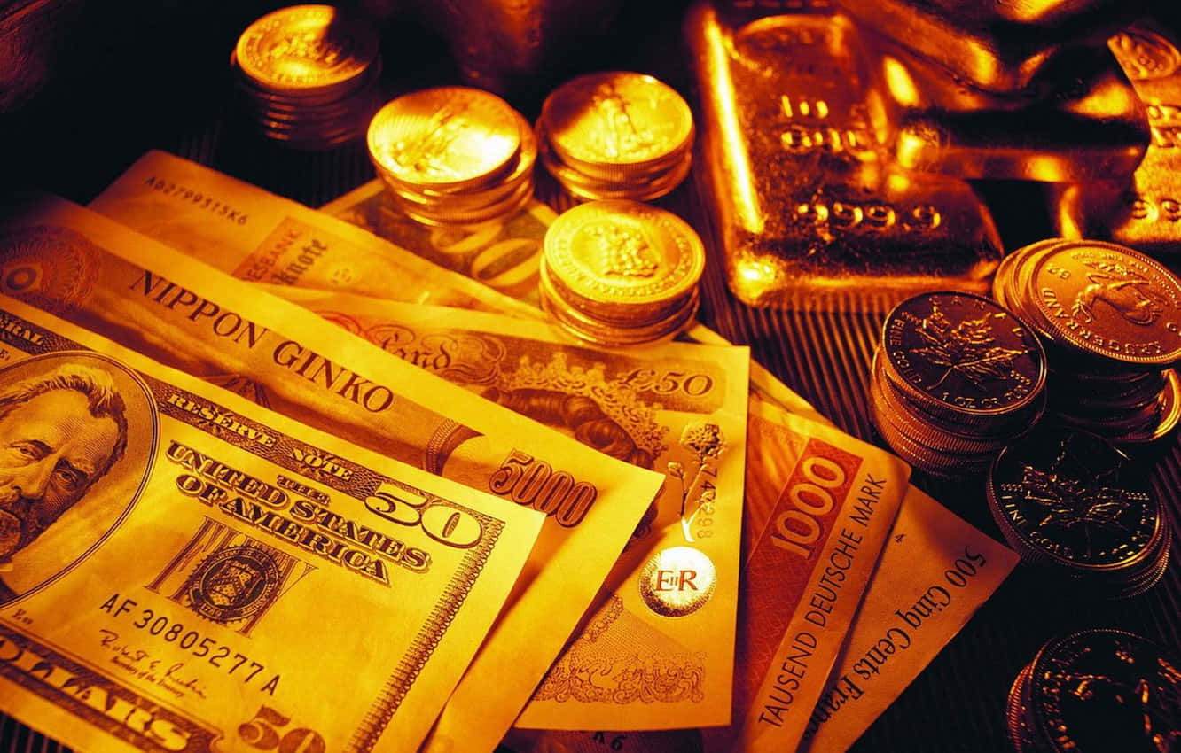 金錢 桌布 壁紙 — 溫暖的金色光芒照亮了堆疊的國際貨幣以及閃閃發光的金幣和金條，呈現出奢華的展示。