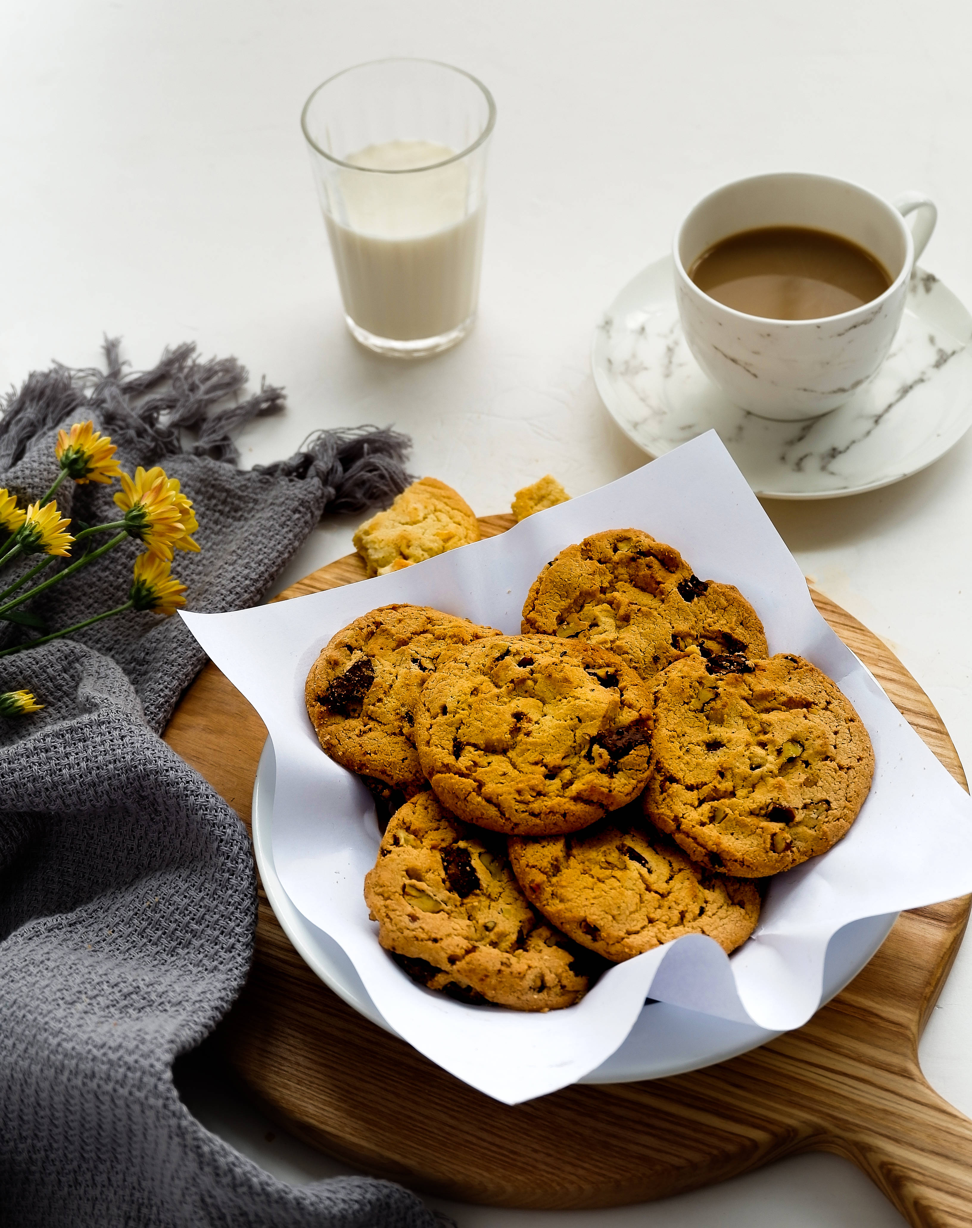 Cookie 桌布 壁紙 — 溫暖的金色葡萄乾餅乾放在白色碗中，置於木板上，旁邊有一杯咖啡和一杯牛奶。