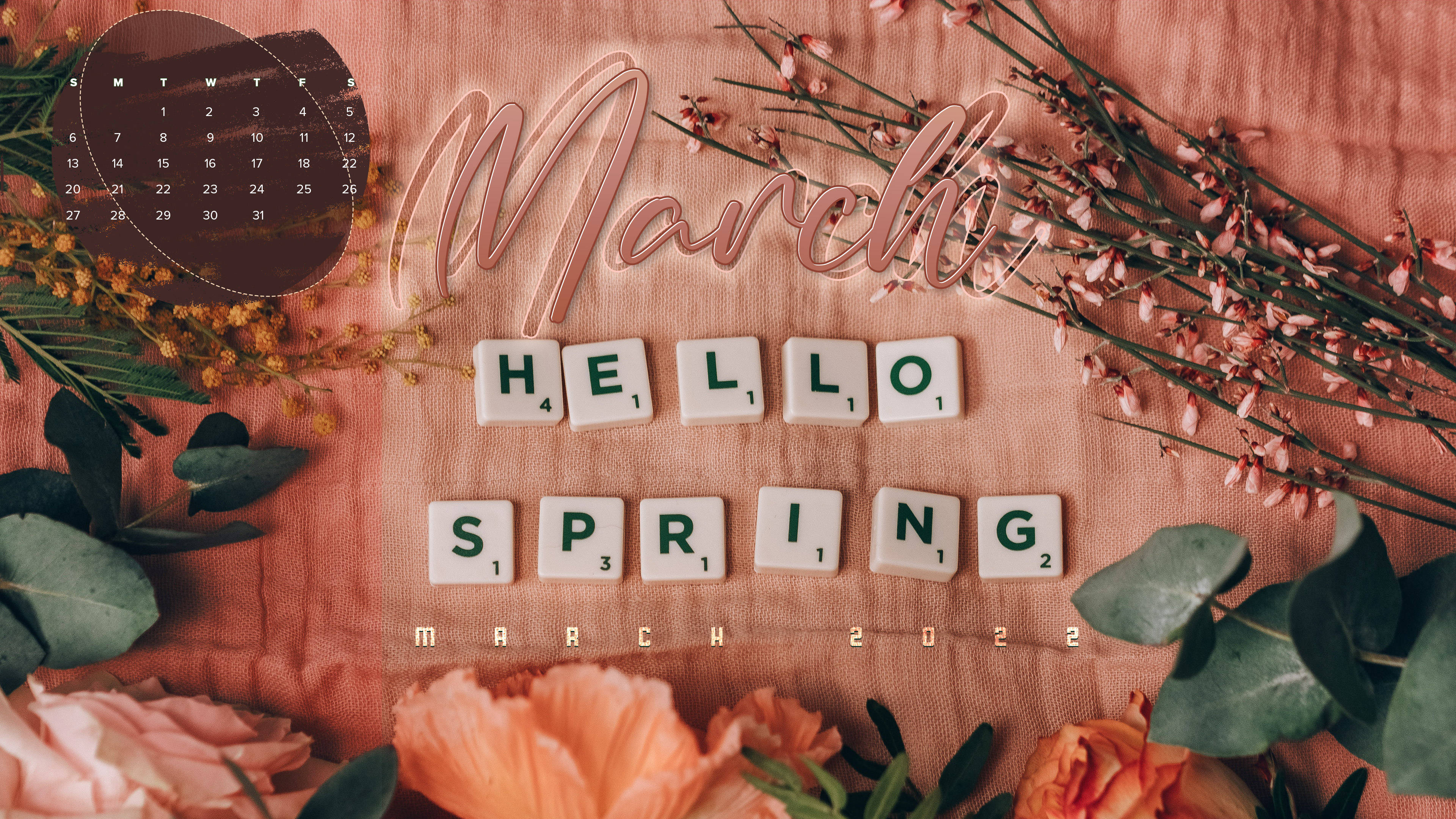March 桌布 壁紙 — 溫暖粉紅色布料背景，飾有「Hello Spring」拼字遊戲字母牌、盛開的花朵和三月的日曆。