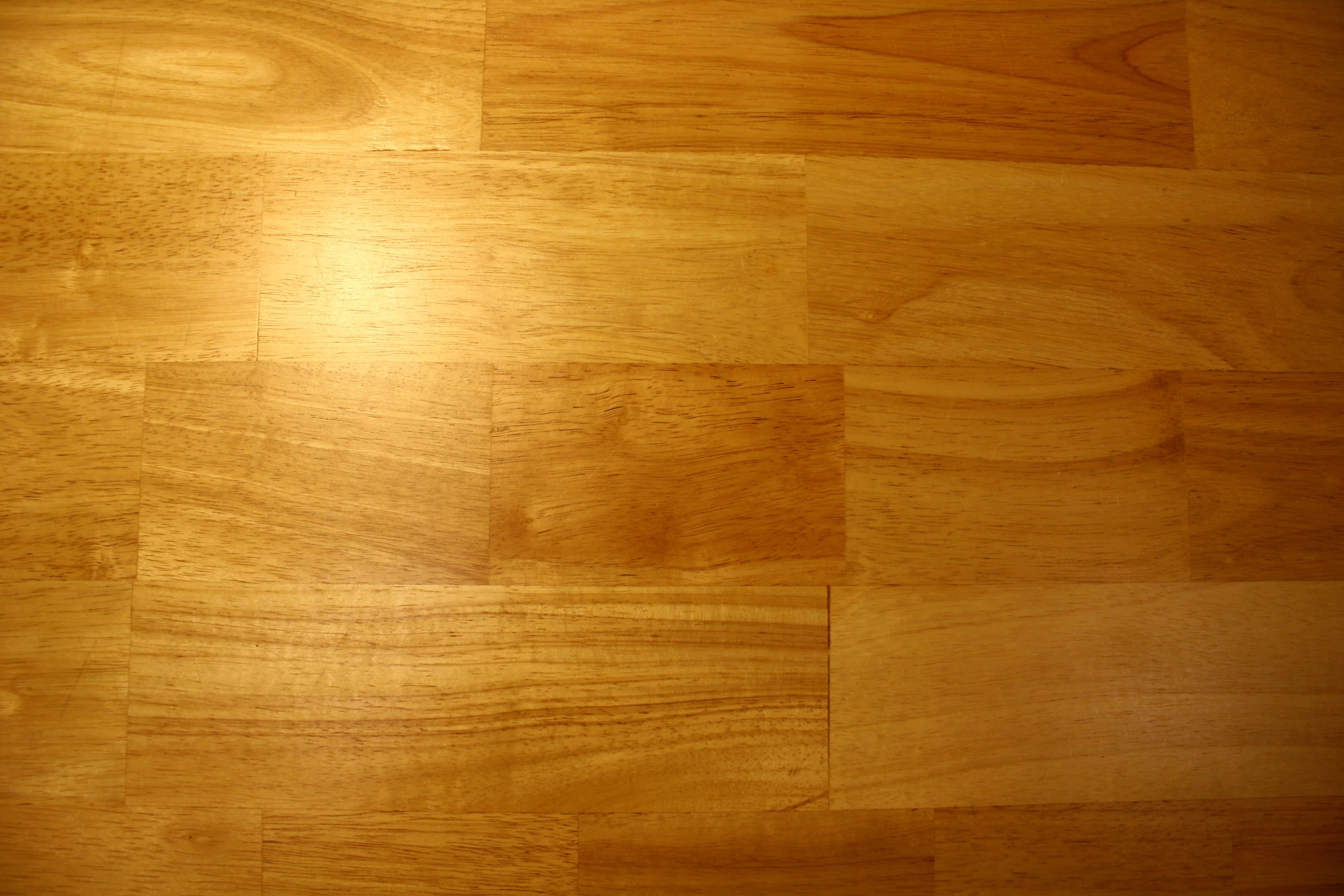 Wood Floor 桌布 壁紙 — 溫暖蜂蜜色調的硬木地板，帶有天然木紋圖案和柔和環境照明。